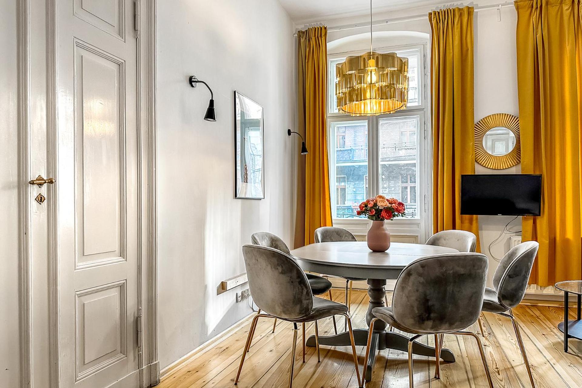 Deluxe Three-Bedroom Apartment with 2 Bathrooms and Balcony  - Photo 33