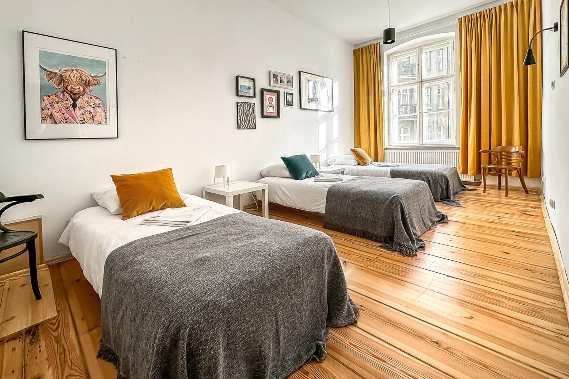 Deluxe Three-Bedroom Apartment with 2 Bathrooms and Balcony  - Photo 1