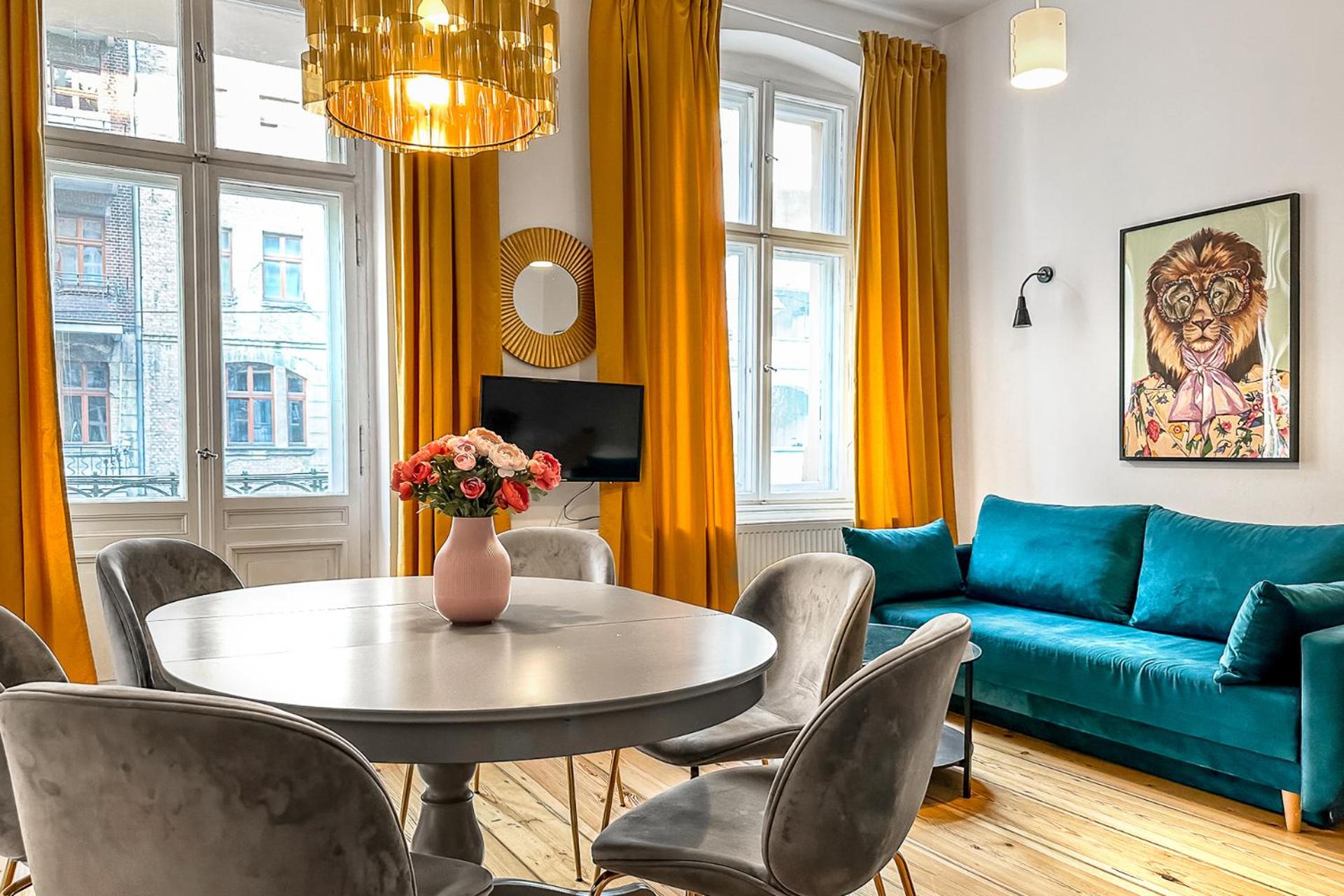 Deluxe Three-Bedroom Apartment with 2 Bathrooms and Balcony  - Photo 28