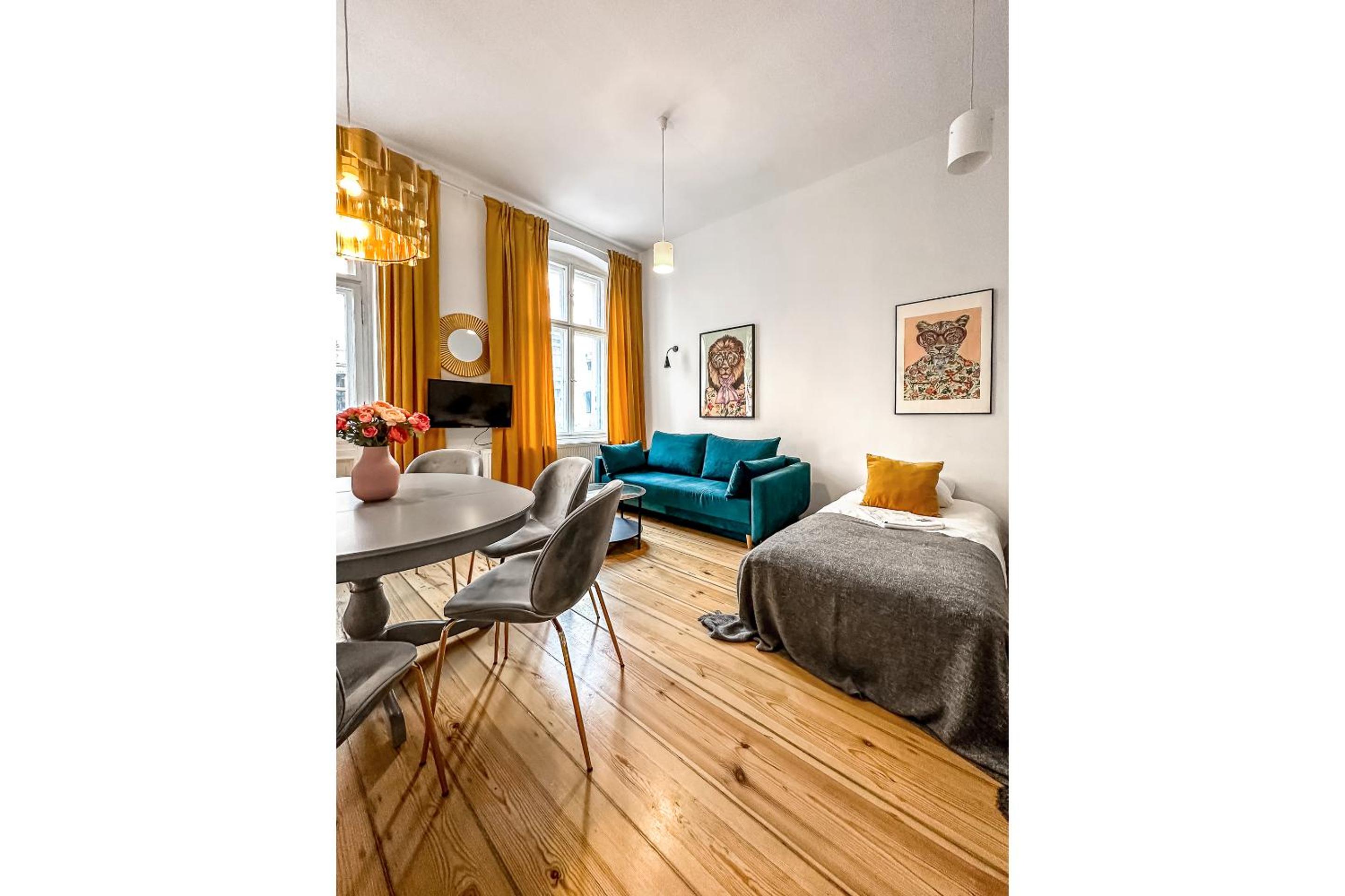 Deluxe Three-Bedroom Apartment with 2 Bathrooms and Balcony  - Photo 26