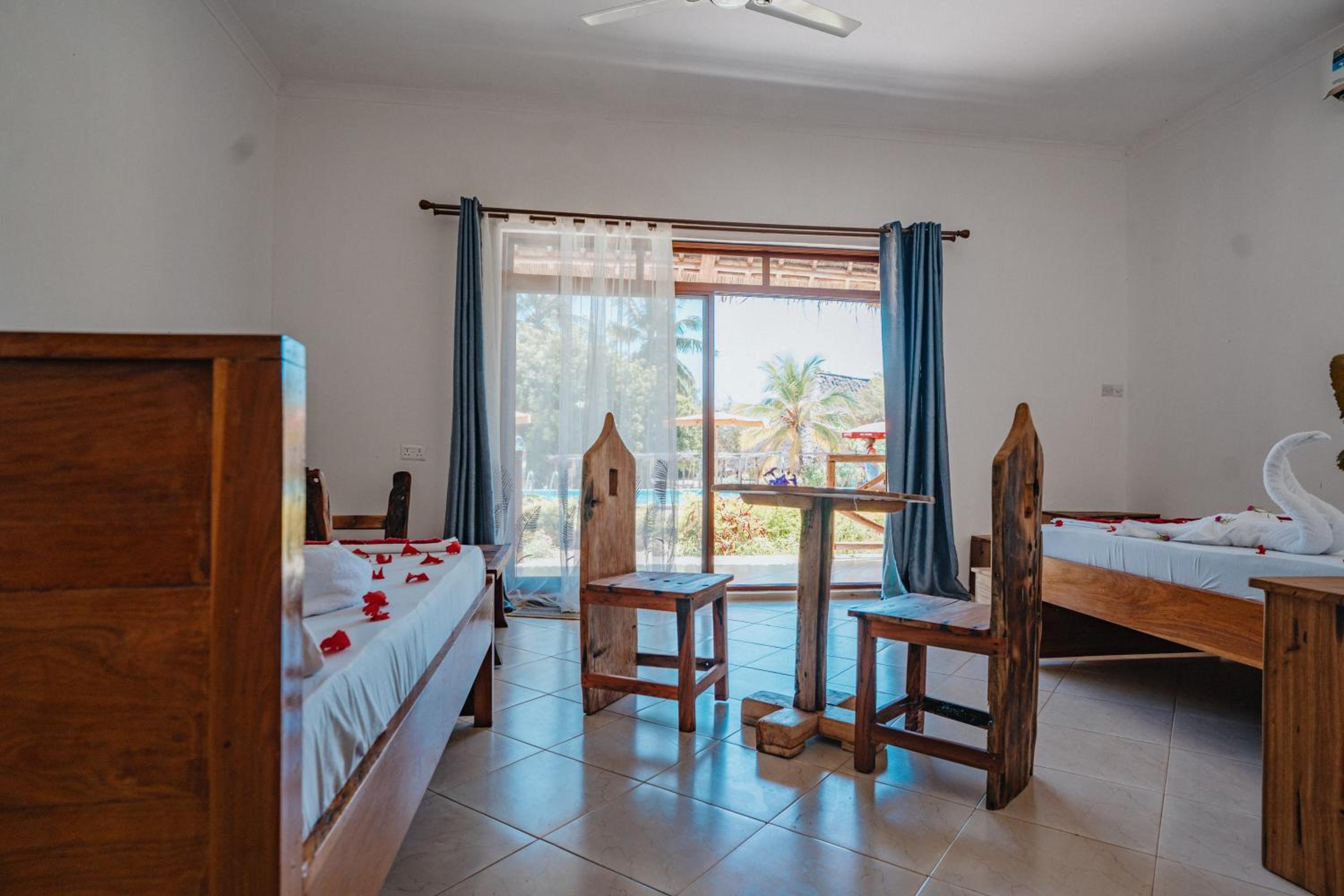 Triple Room with Pool View - Photo 13