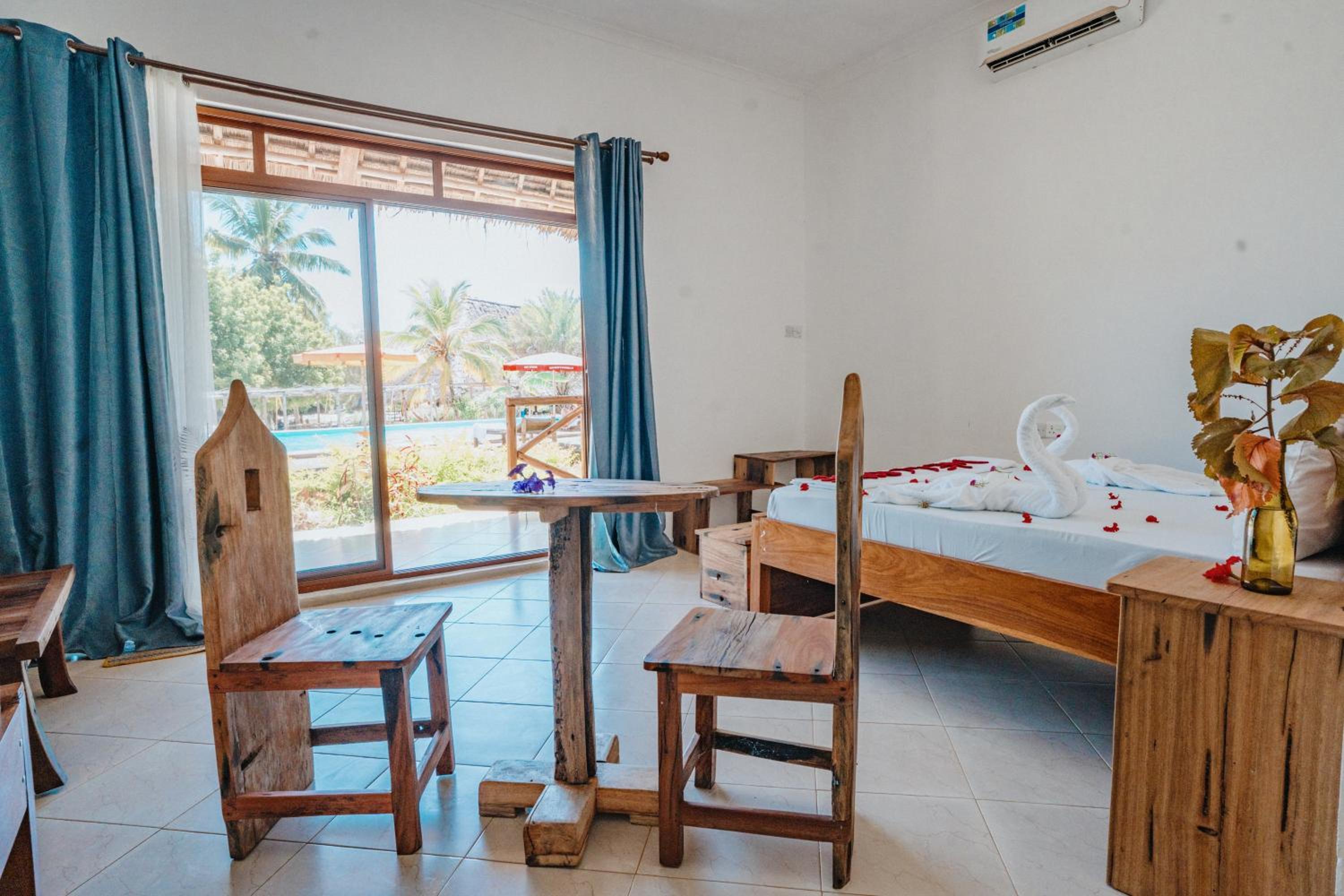 Double Room with Pool View - Photo 12