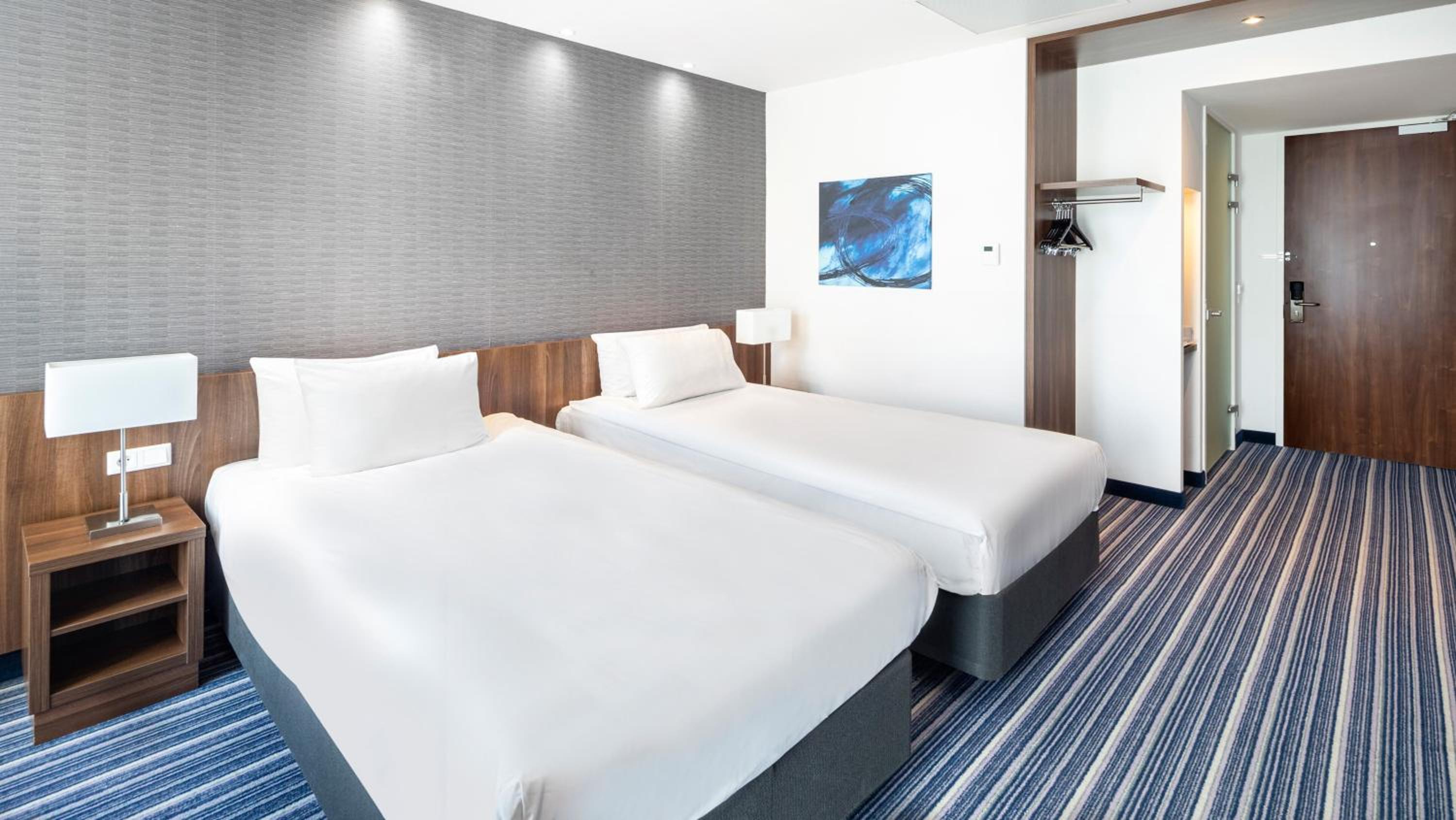 Standard Twin Room with Two Single Beds - High Floor photo 2