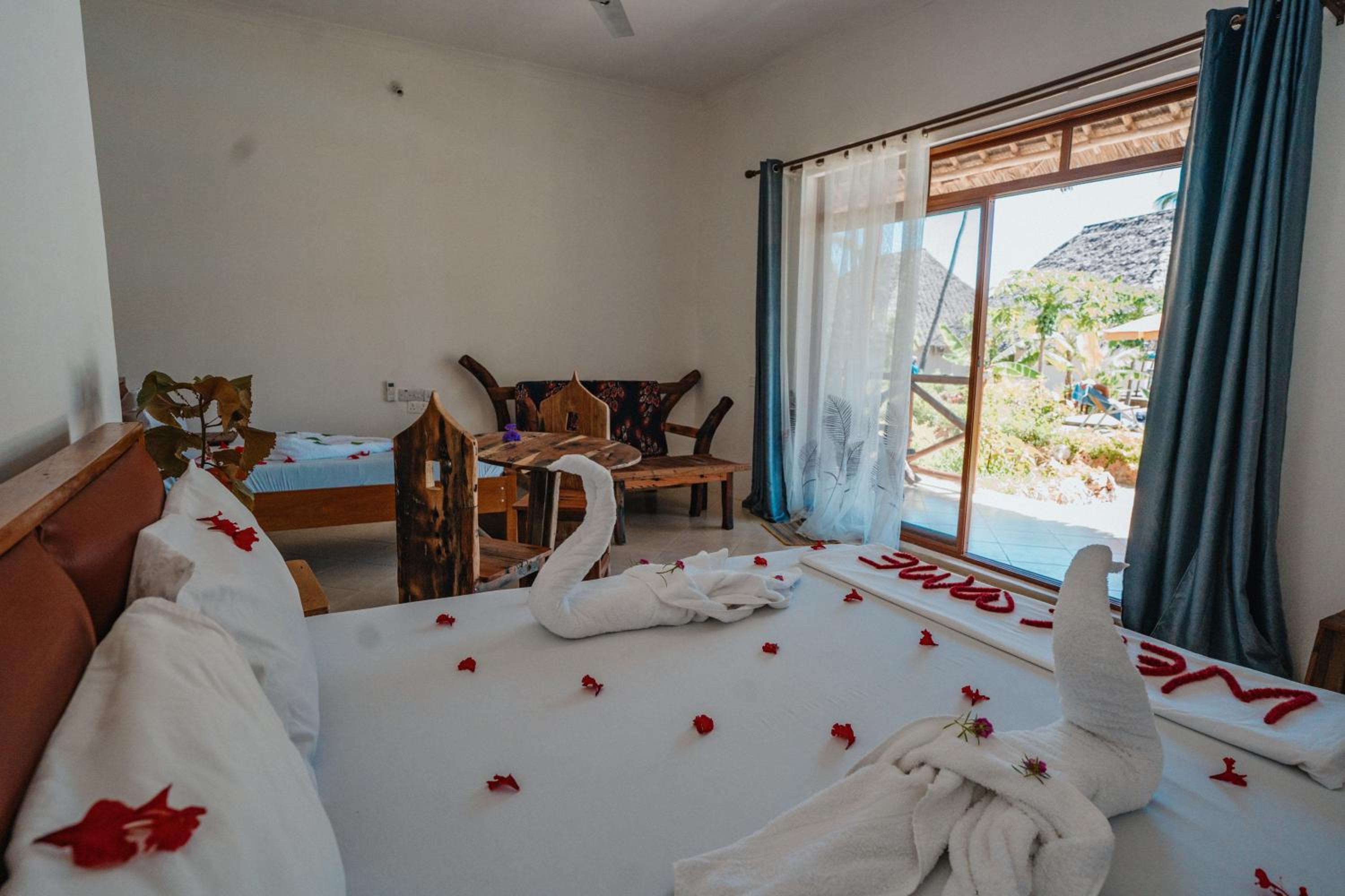 Triple Room with Pool View - Photo 14