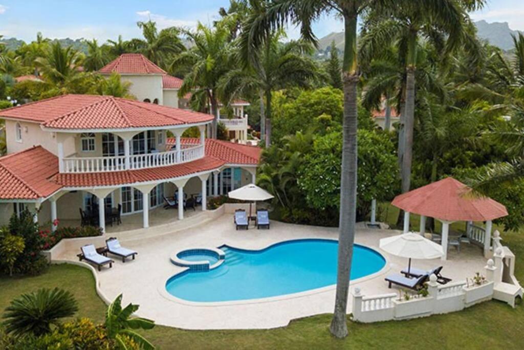 Three-Bedroom Villa photo 1