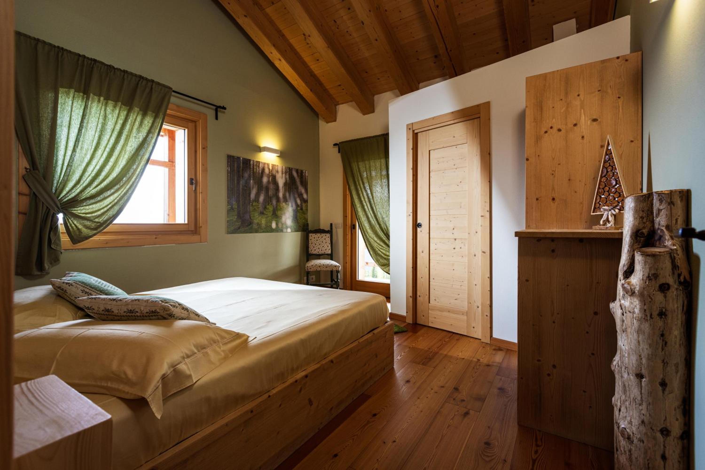 Double Room with Private Bathroom with shared shower 