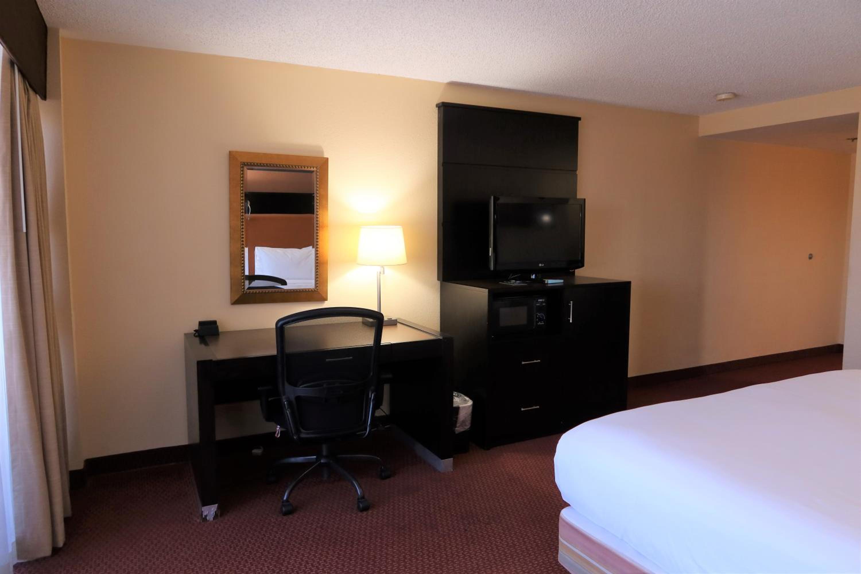King Room - Non-Smoking - Photo 5
