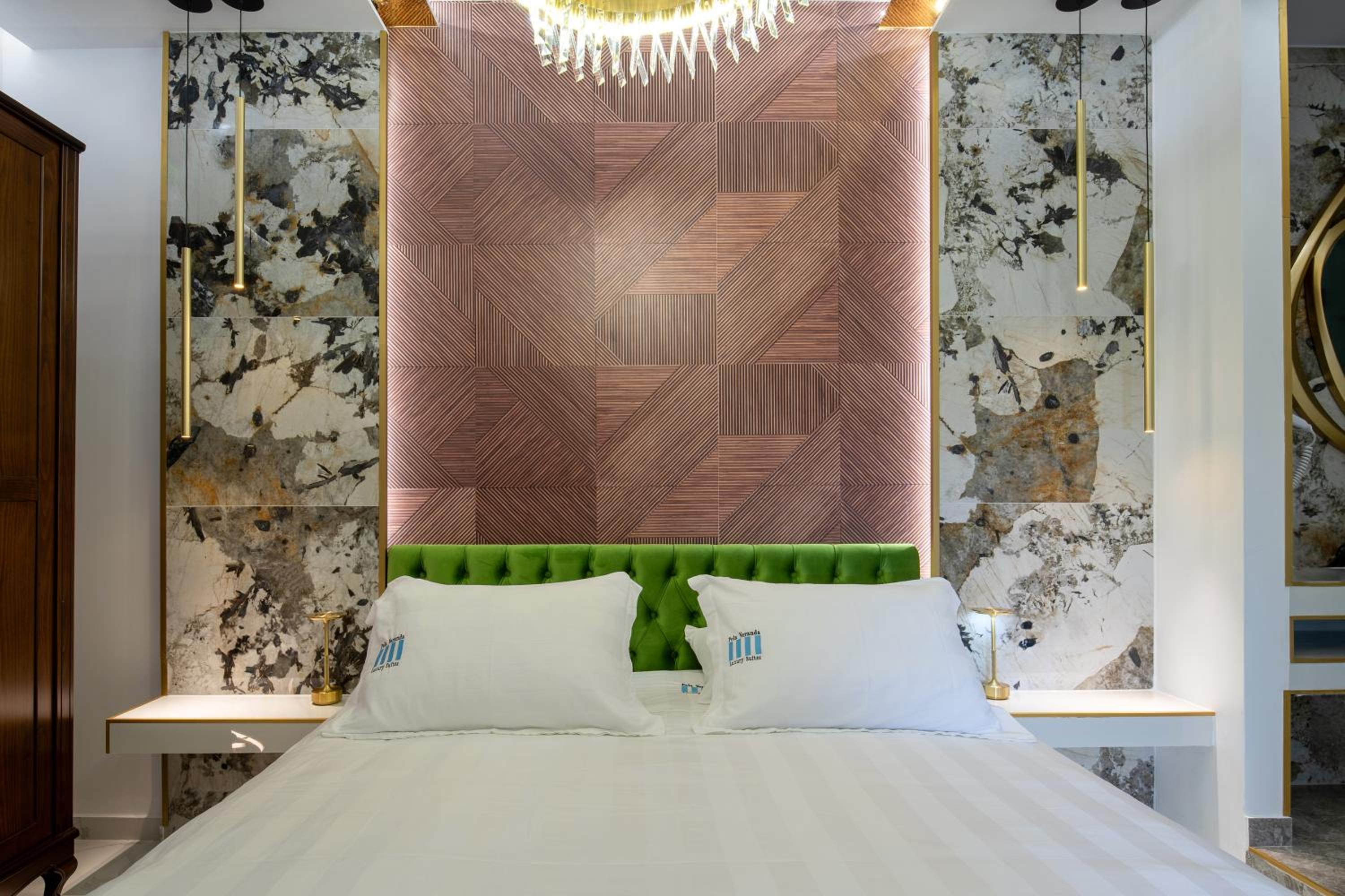 Deluxe King Suite - Photo 11