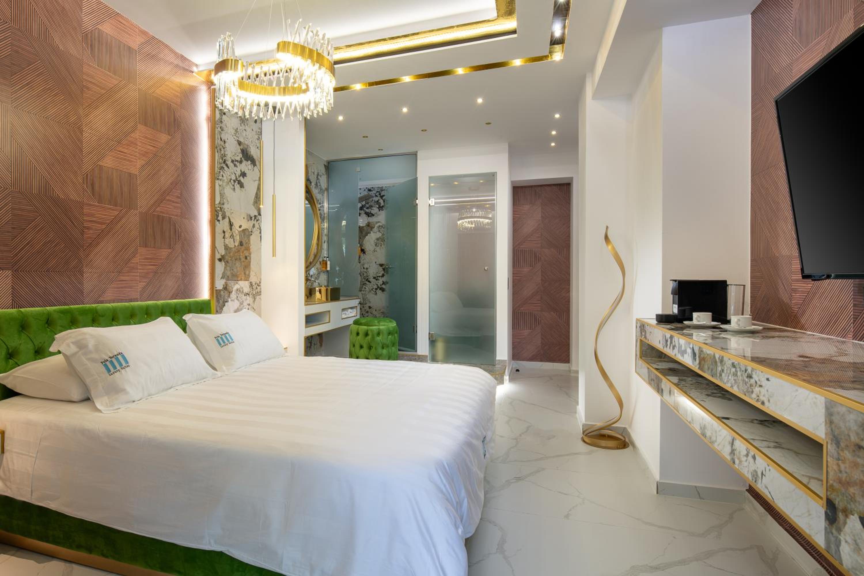 Deluxe King Suite - Photo 2