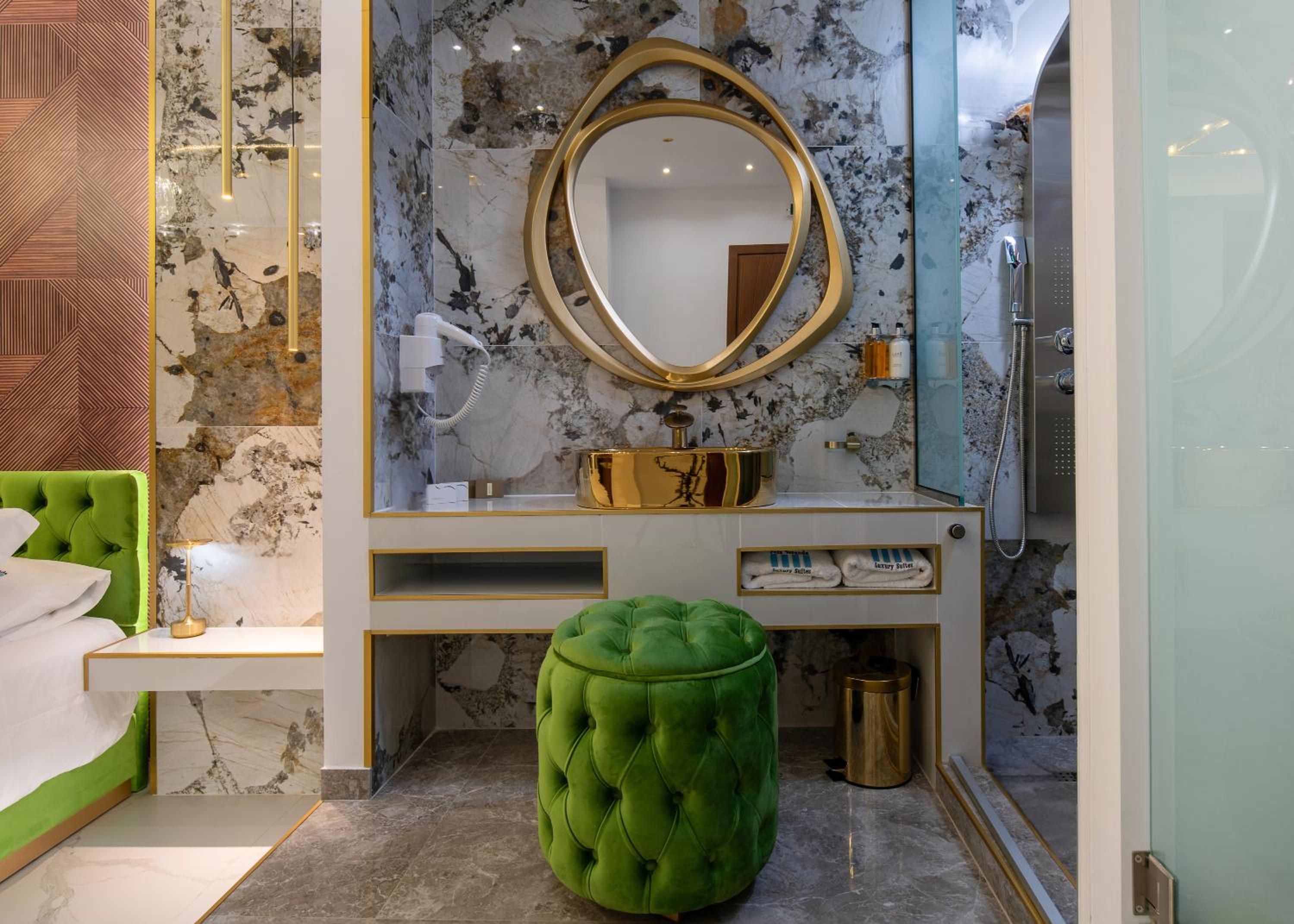Deluxe King Suite - Photo 3