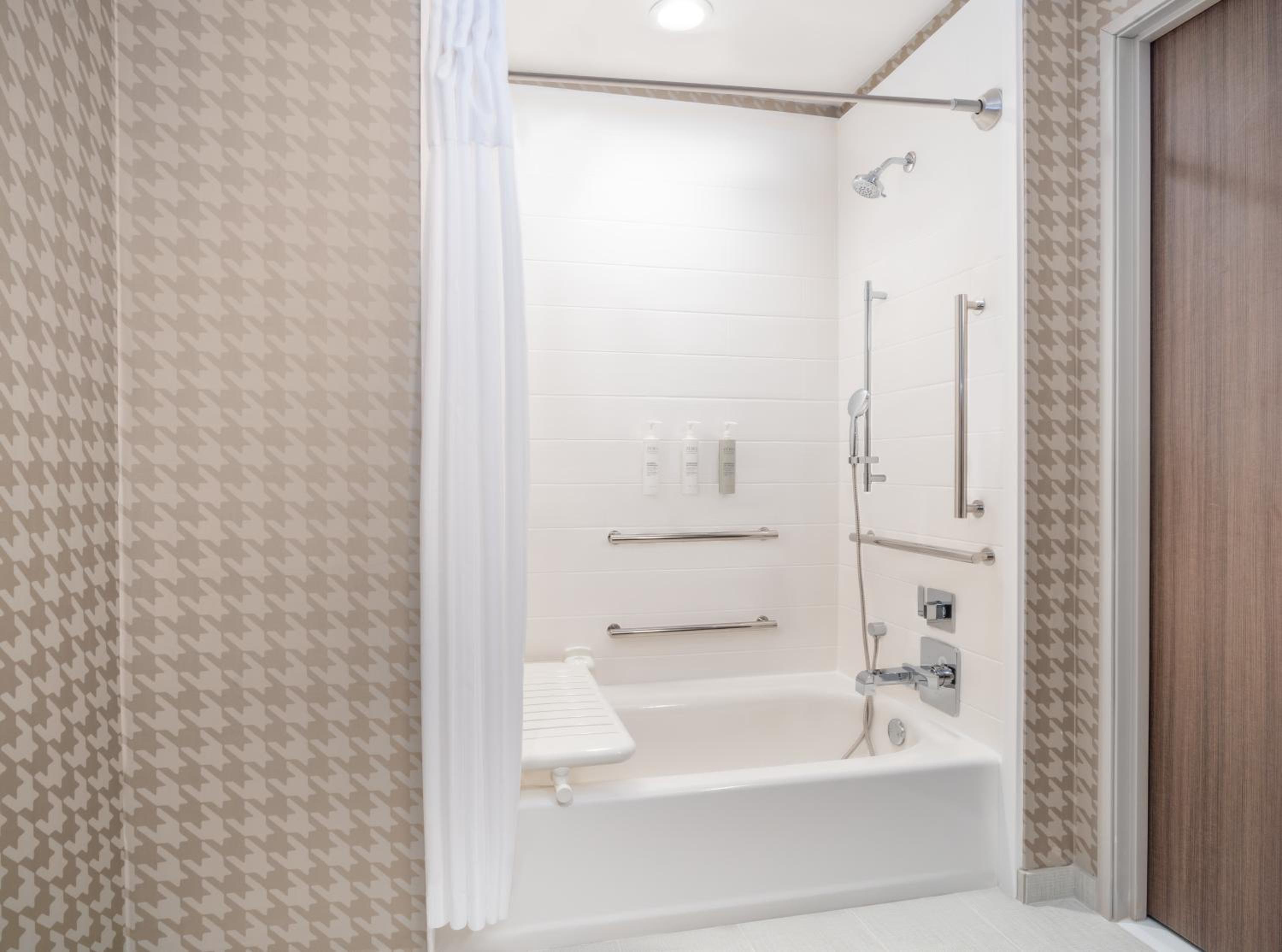 King Studio Suite with Water View and Accessible Tub - Photo 2