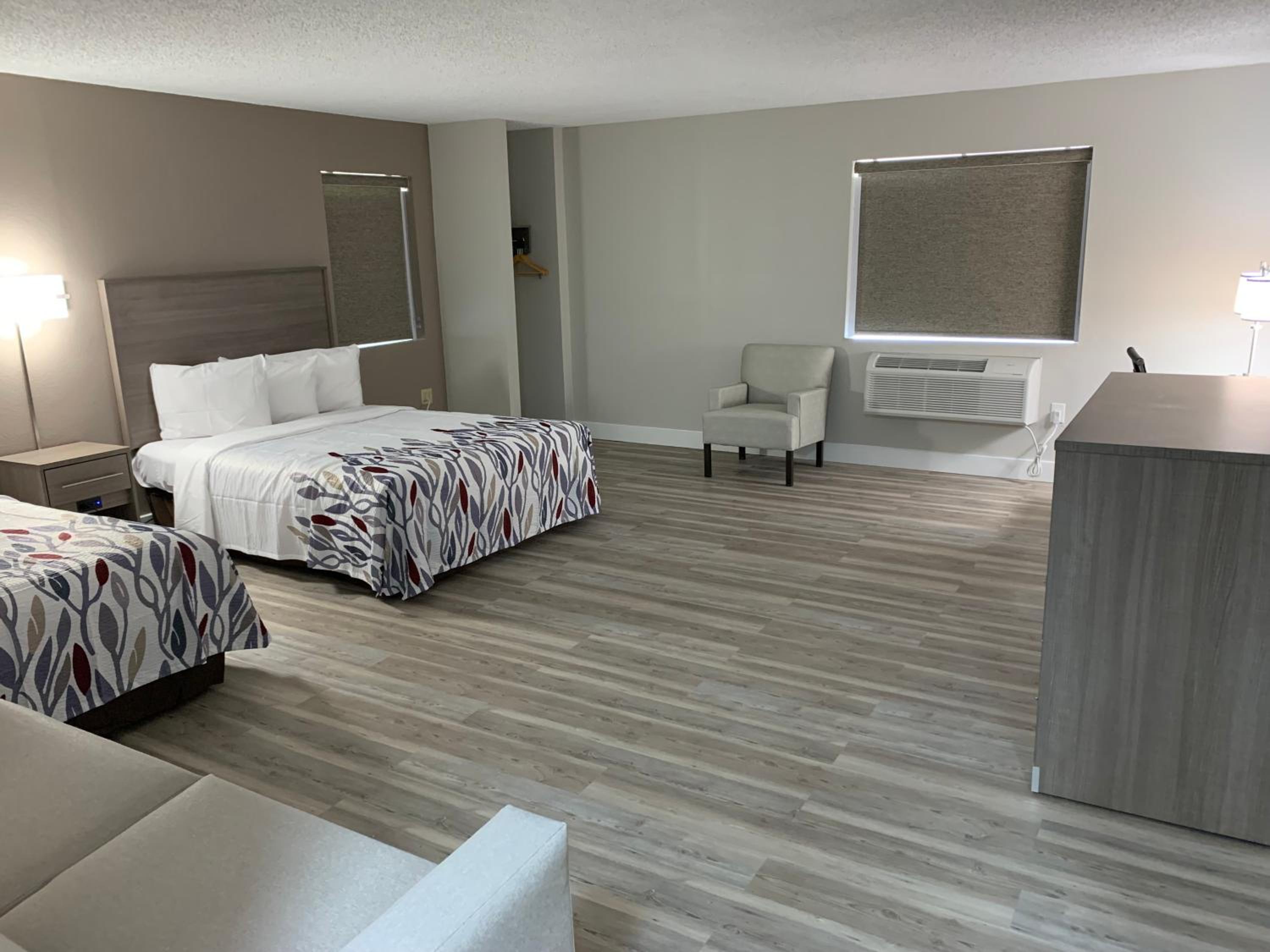 Suite with Two Queen Beds Non-Smoking - Photo 5
