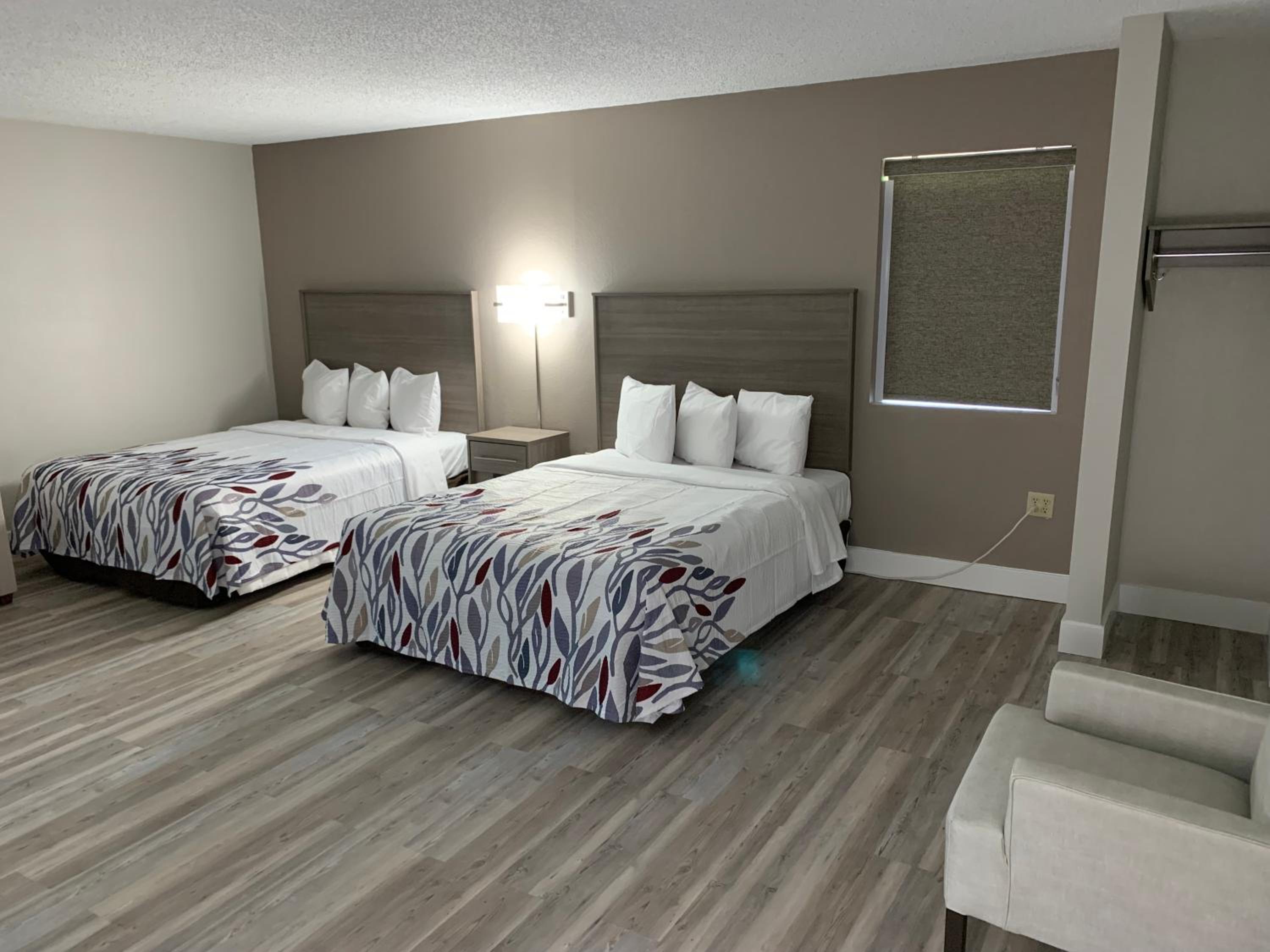 Suite with Two Queen Beds Non-Smoking - Photo 6