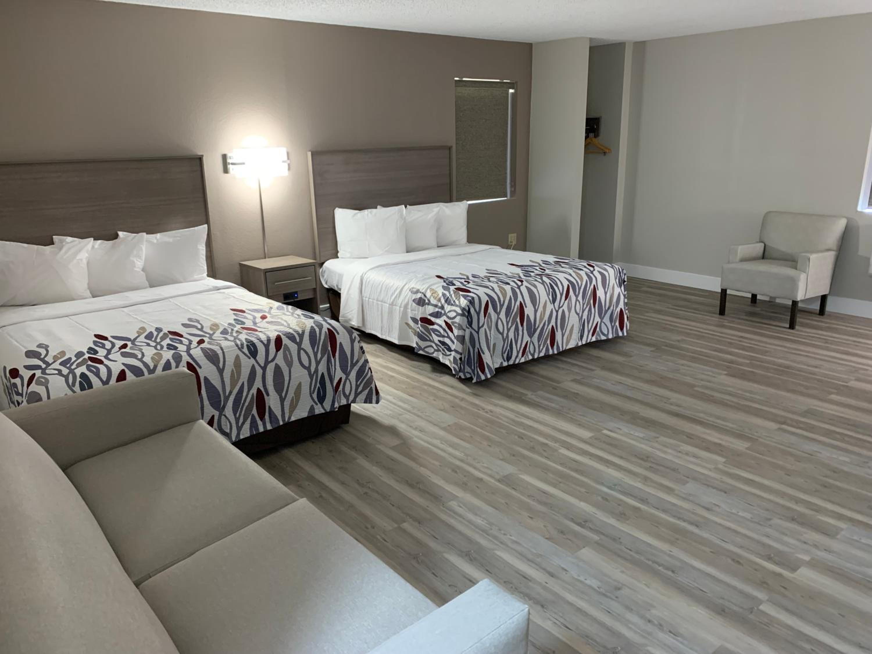 Suite with Two Queen Beds Non-Smoking - Photo 7