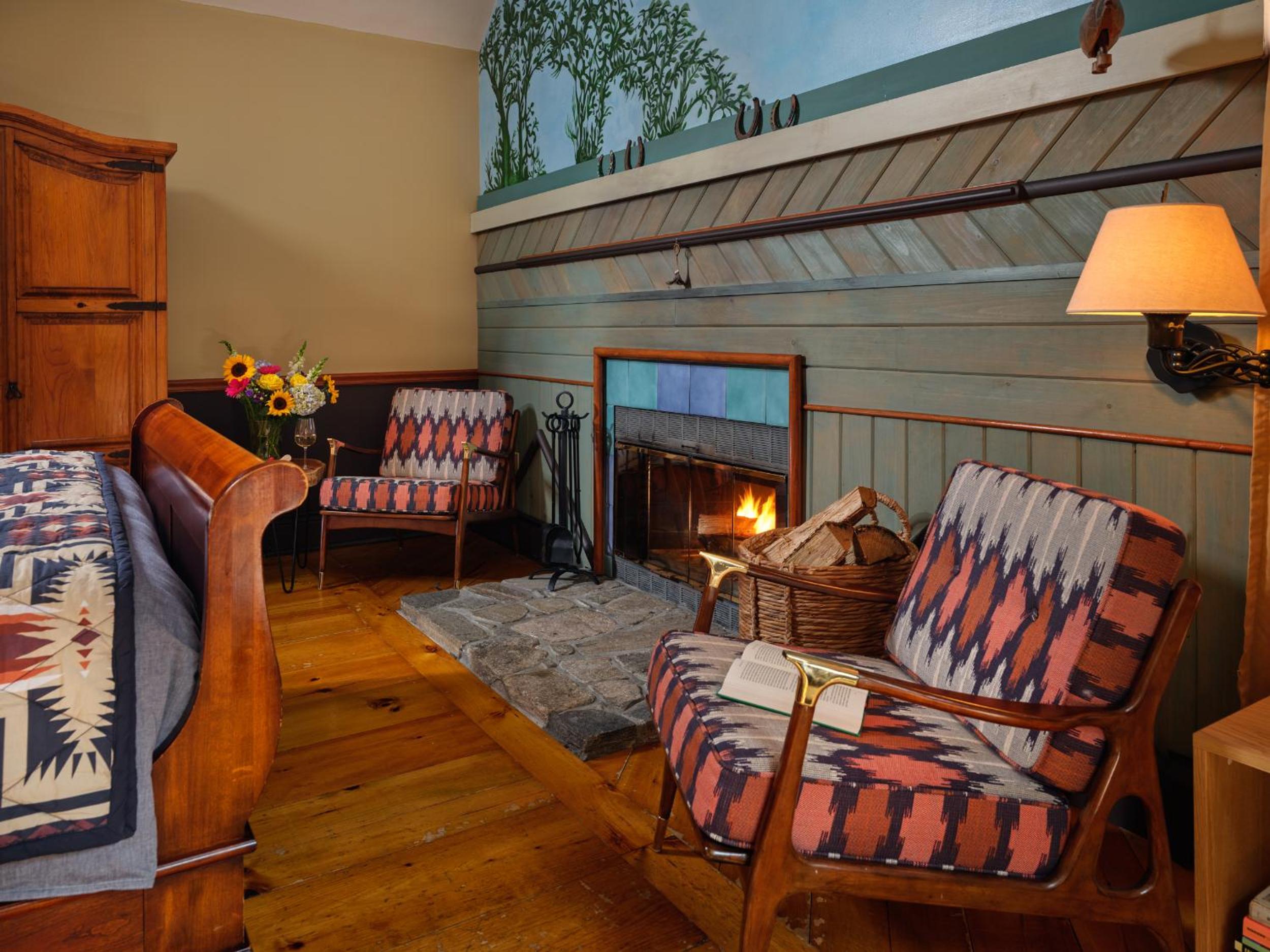 Queen Room with Jetted Tub and Fireplace photo 2