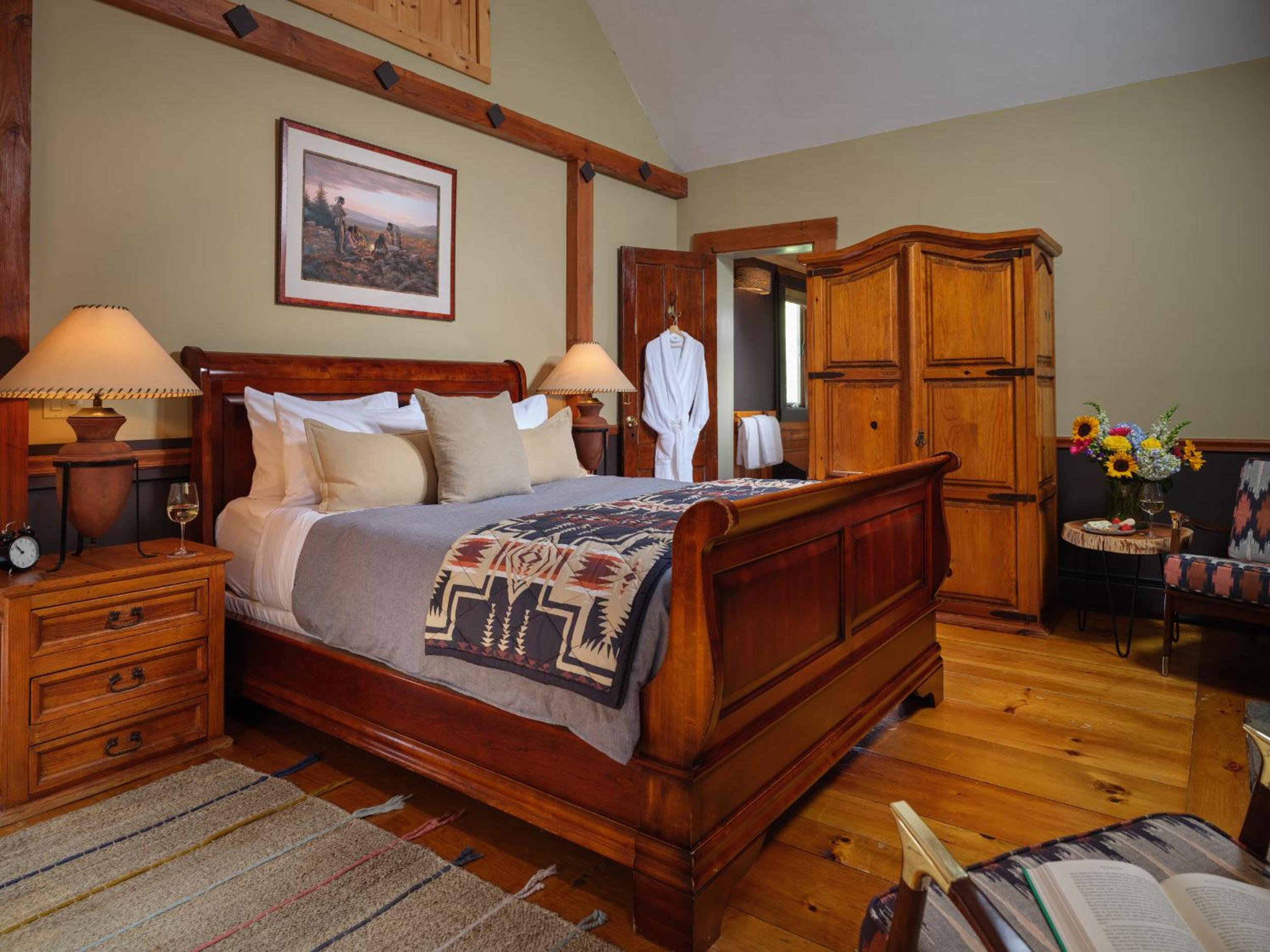 Queen Room with Jetted Tub and Fireplace photo 1