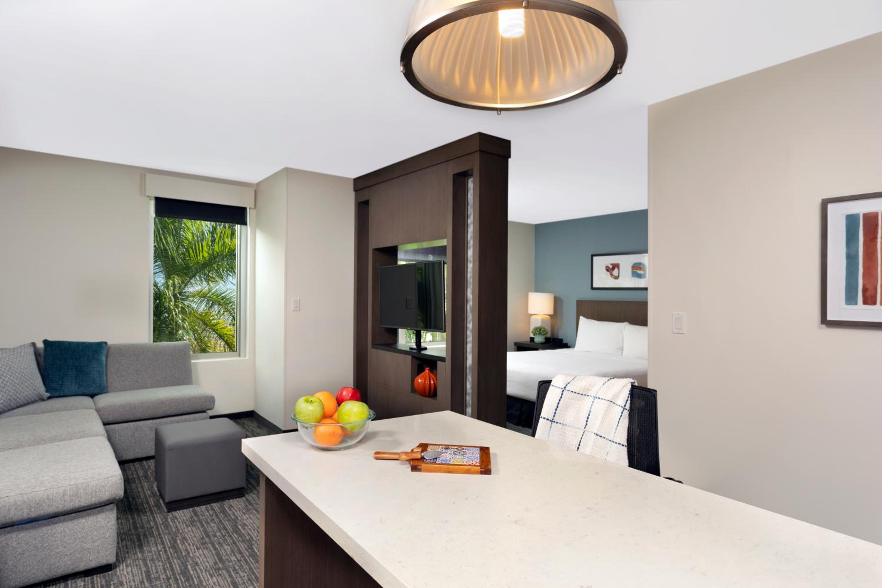 One-Bedroom King Kitchen Suite with Bay View and Roll-In Shower - Mobility Access - Photo 3