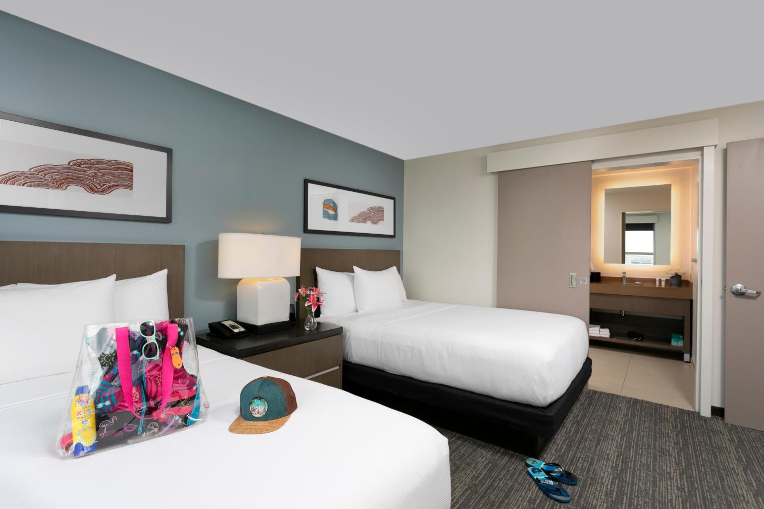 One-Bedroom Suite with Two Queen Beds, Kitchen and Bay View - Photo 4