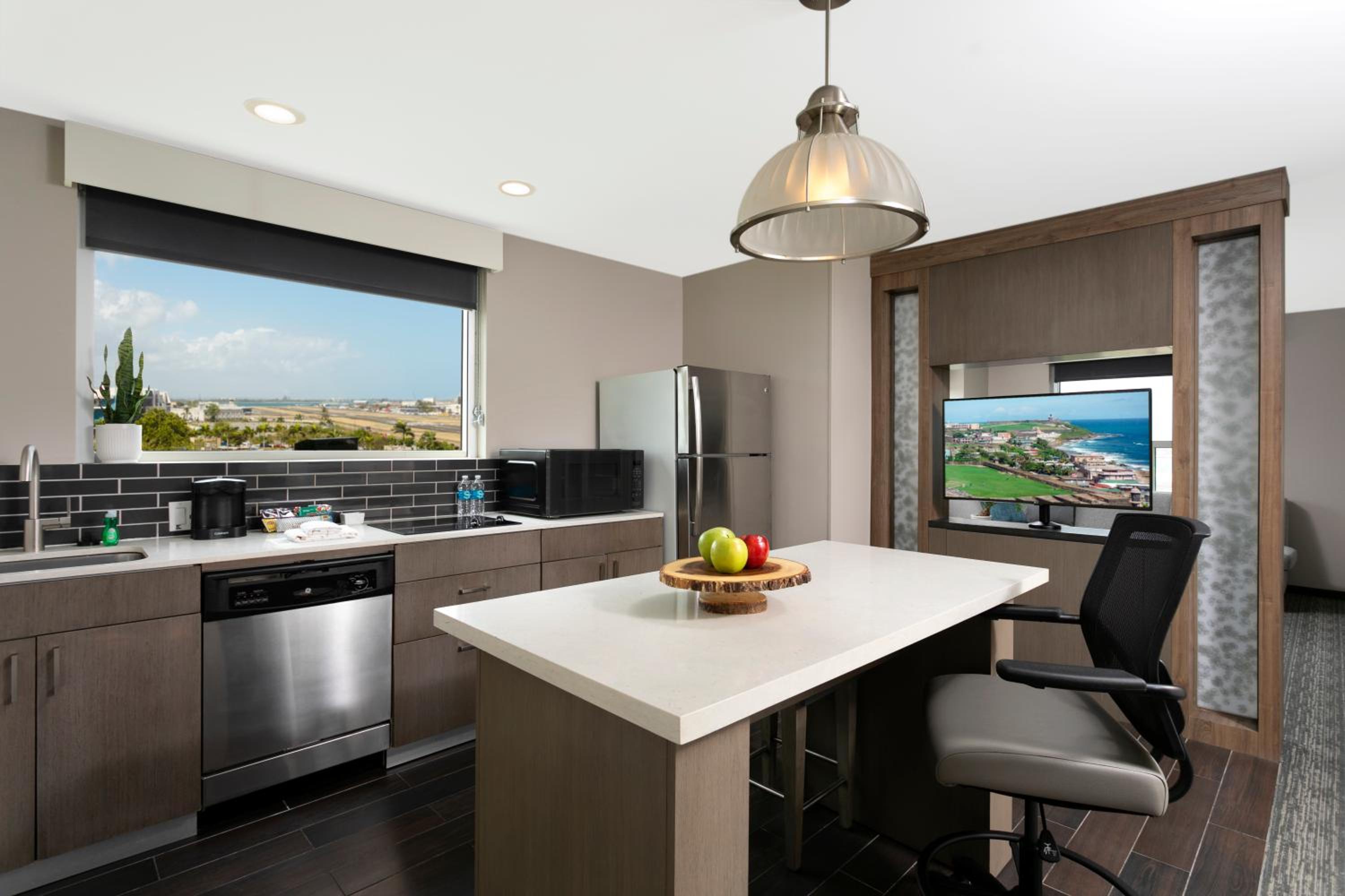 One-Bedroom Suite with Two Queen Beds, Kitchen and Bay View - Photo 1