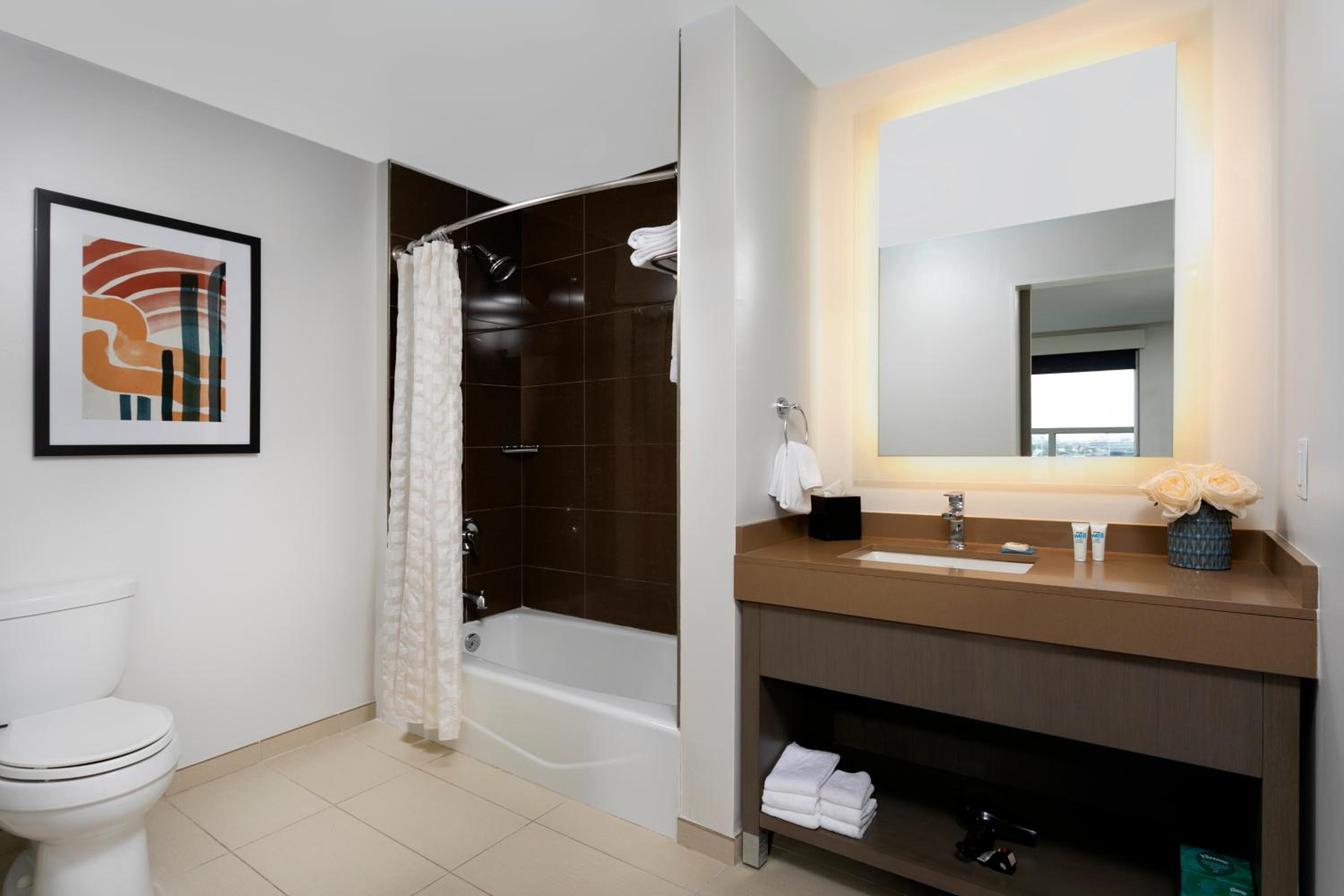 One-Bedroom Suite with Two Queen Beds, Kitchen and Bay View - Photo 5