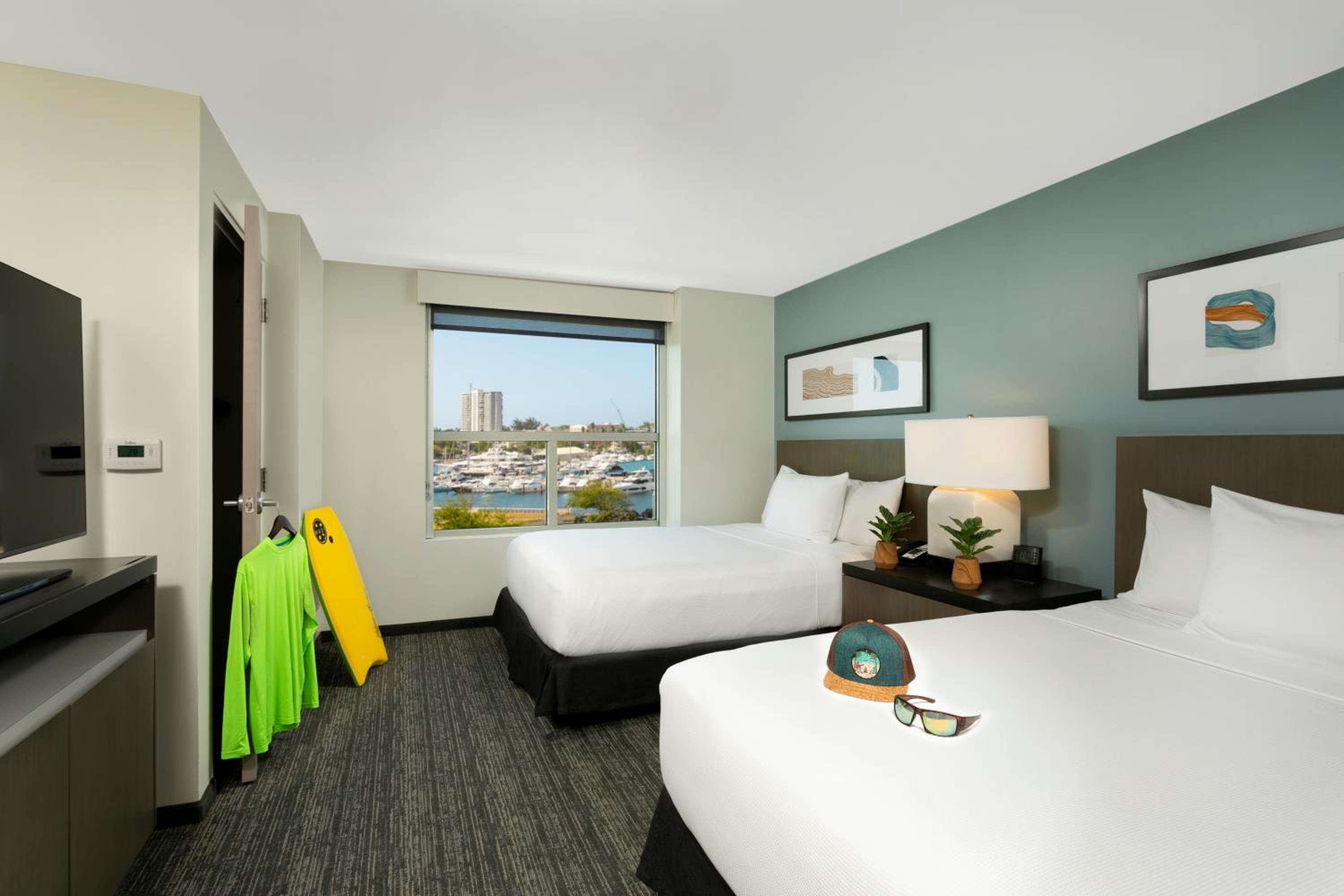 One-Bedroom Suite with Two Queen Beds, Kitchen and Bay View - Photo 2