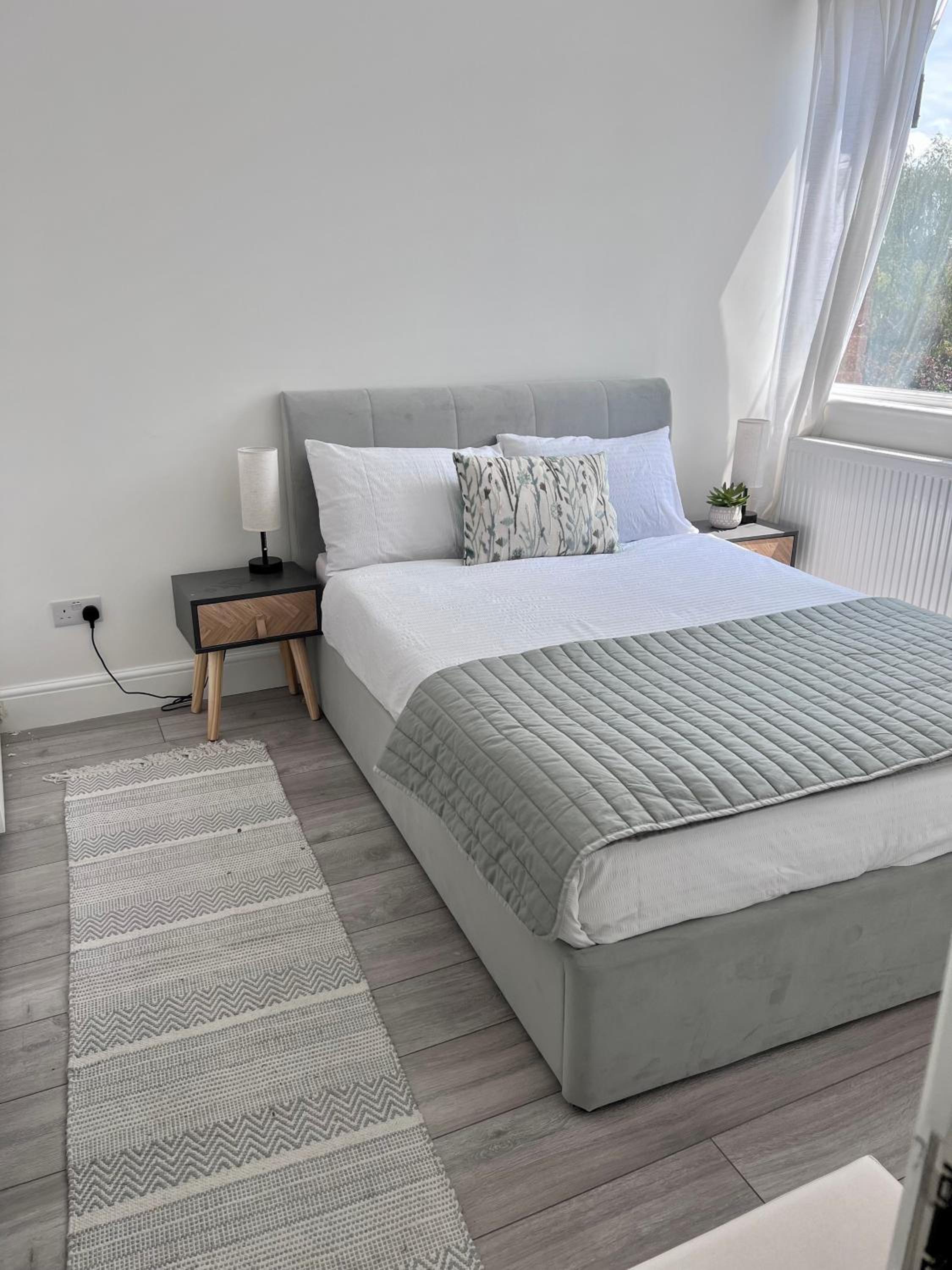 Five-Bedroom House photo 1