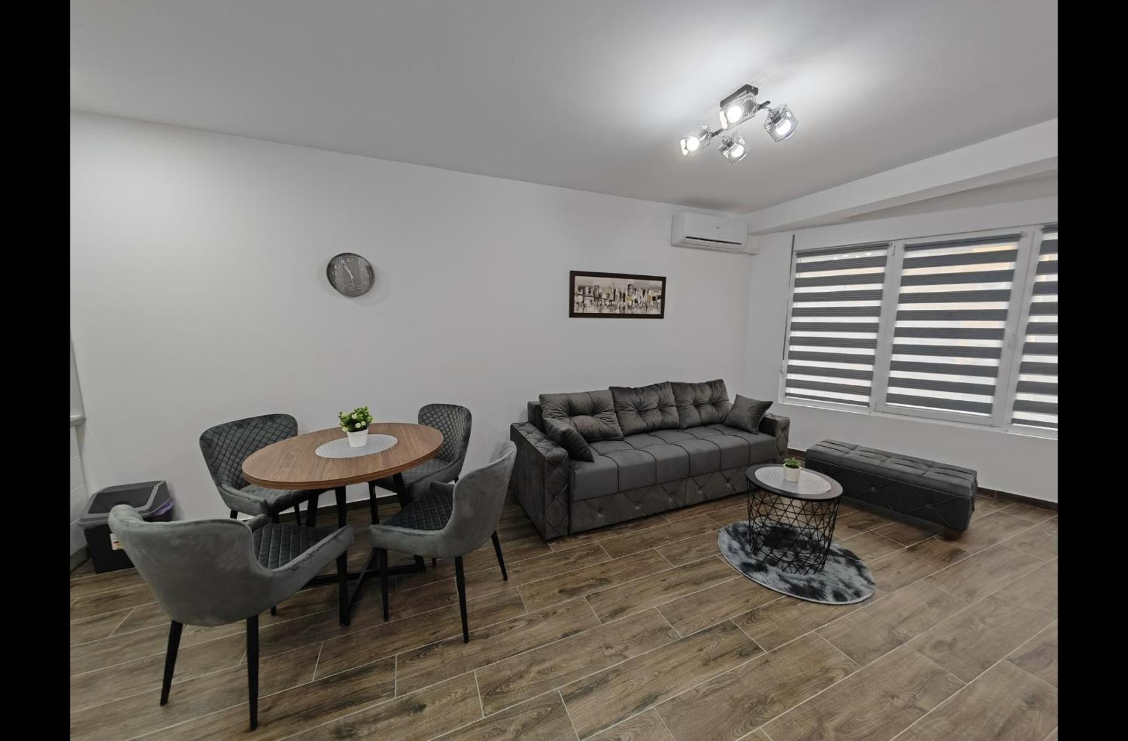 Apartment with Lake View