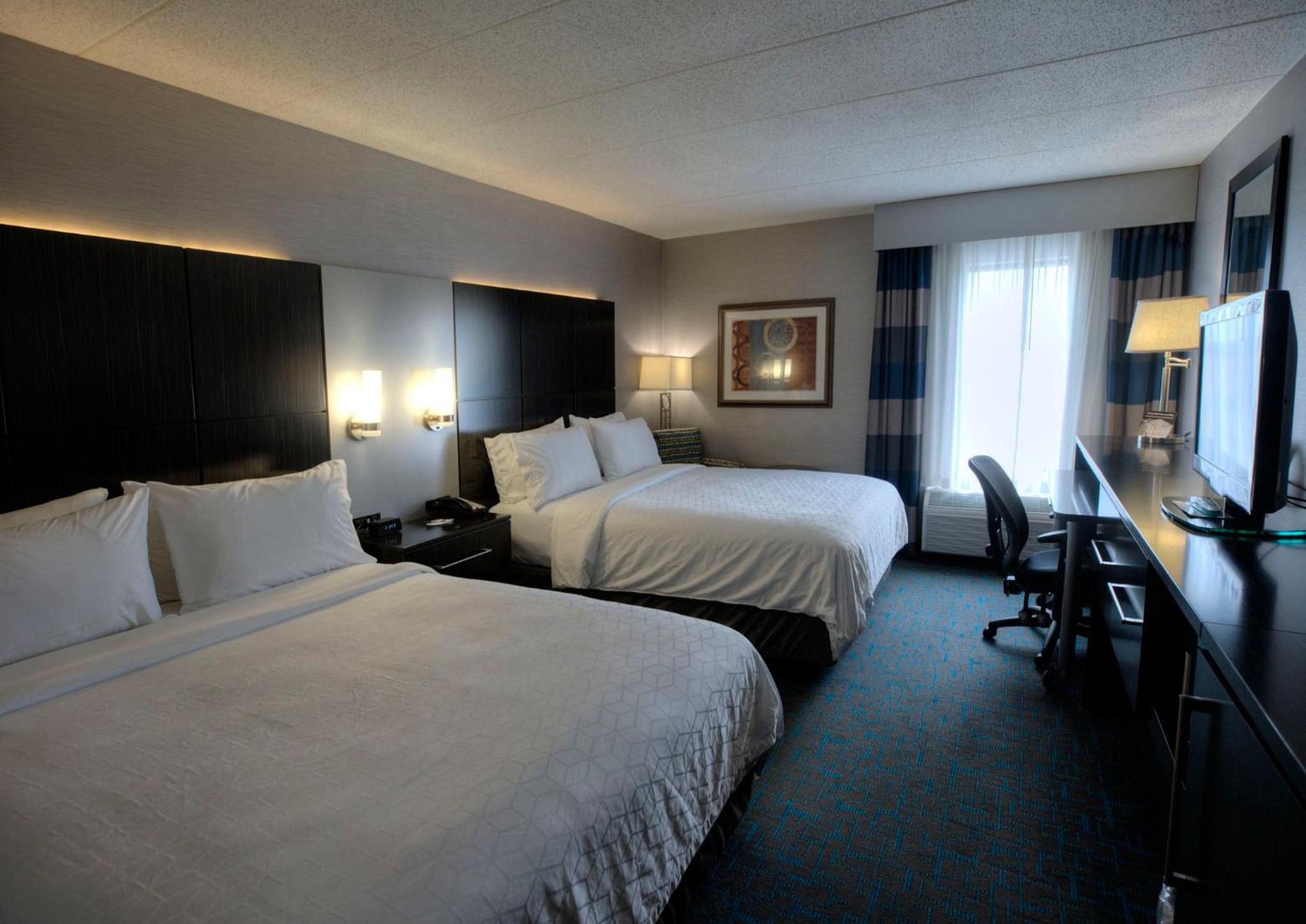 Standard Queen Room with Two Queen Beds - Photo 2