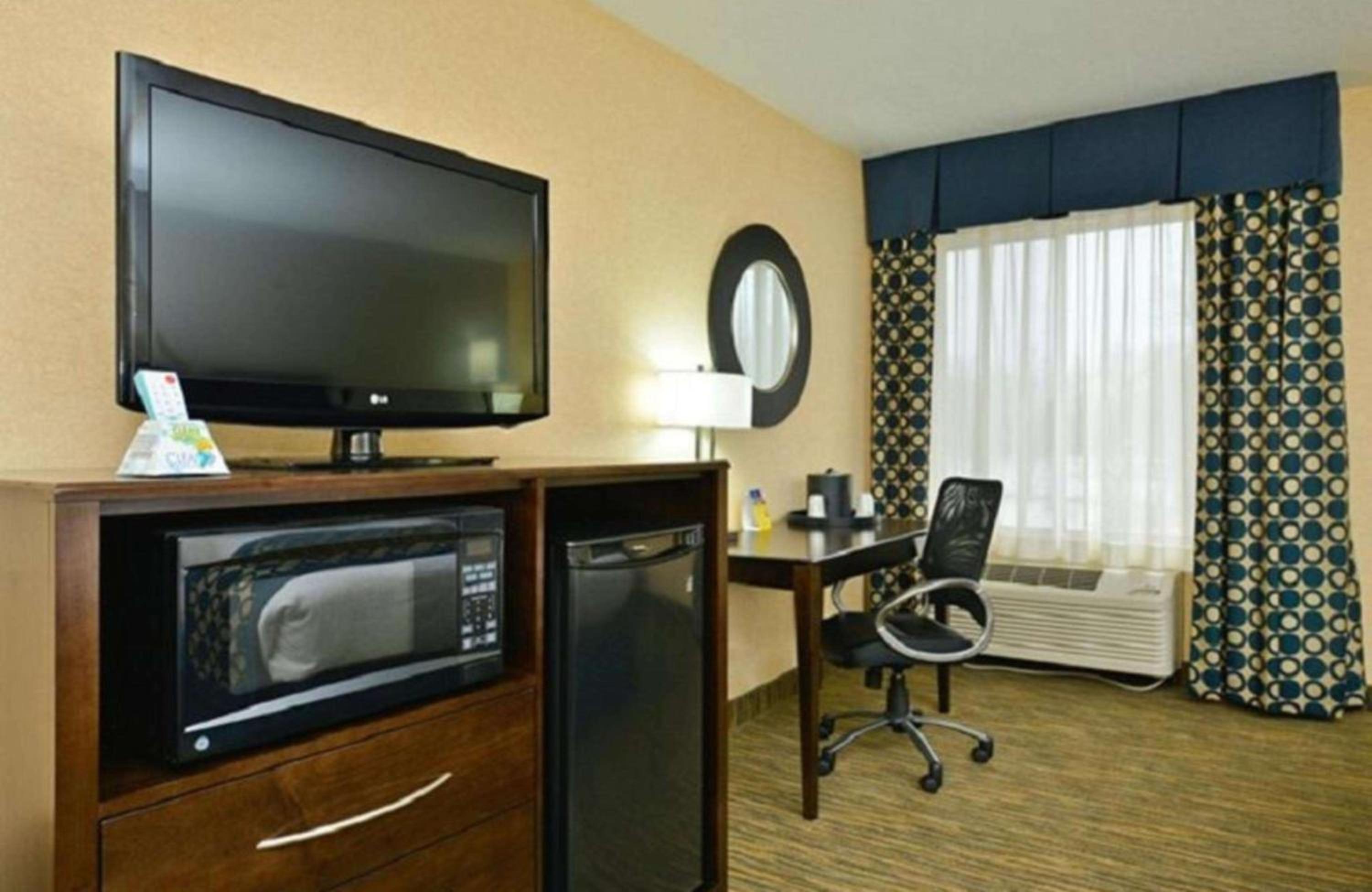 King Room with Bath Tub - Mobility Accessible/Non-Smoking - Photo 2