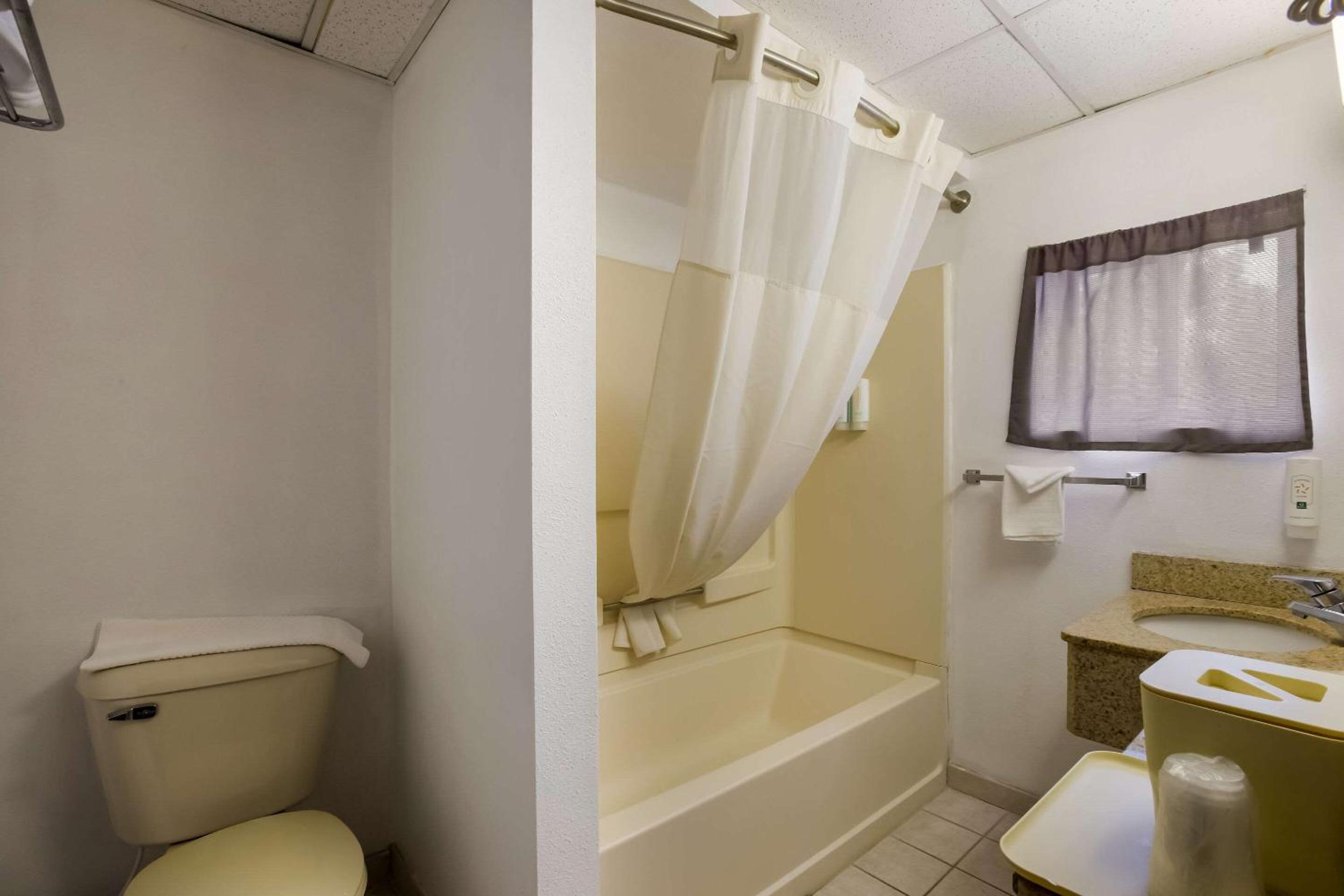 Double Room with Two Double Beds - Non-Smoking - Photo 4