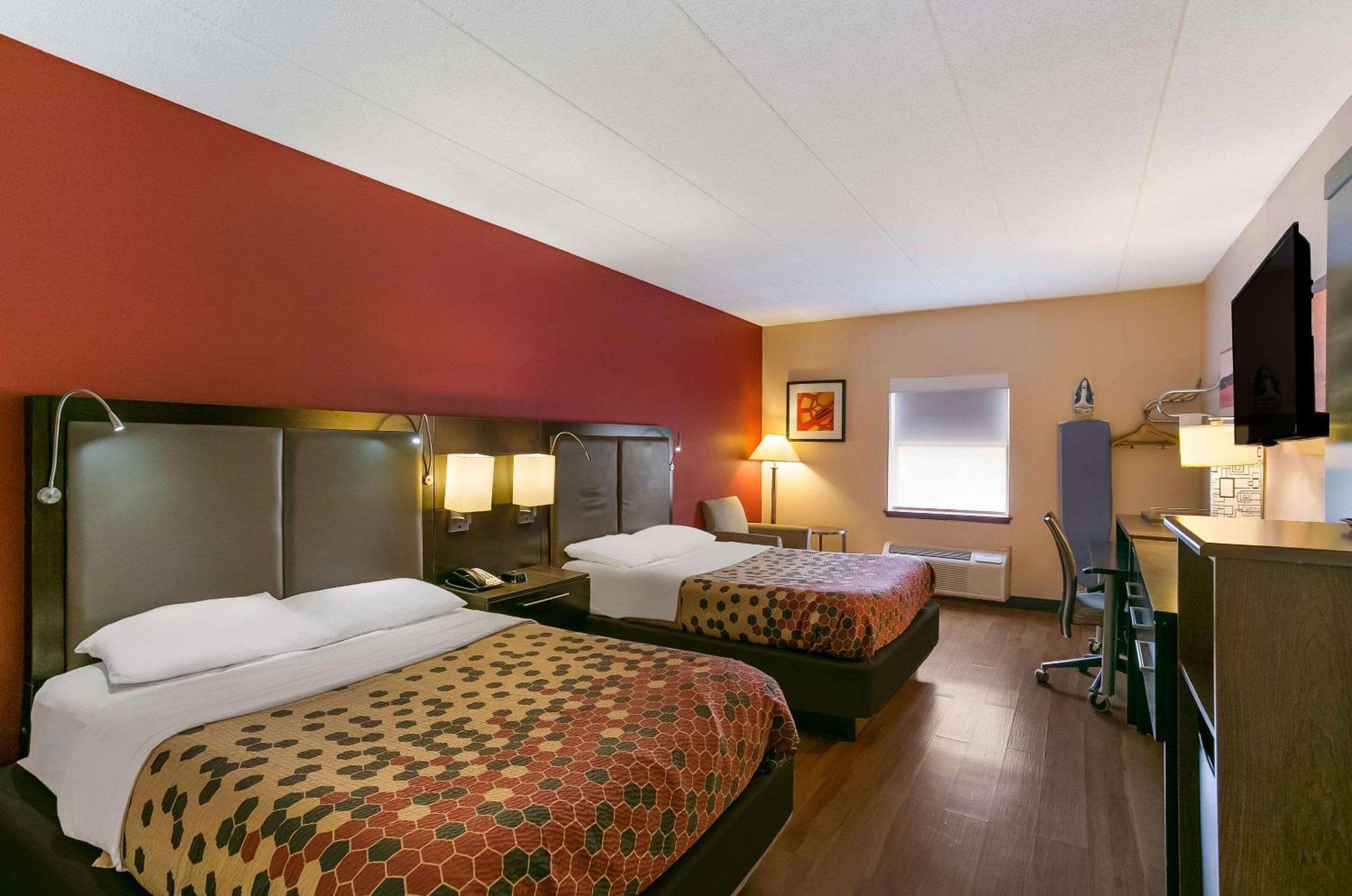 Queen Room With Two Queen Beds - Non-Smoking - Photo 10