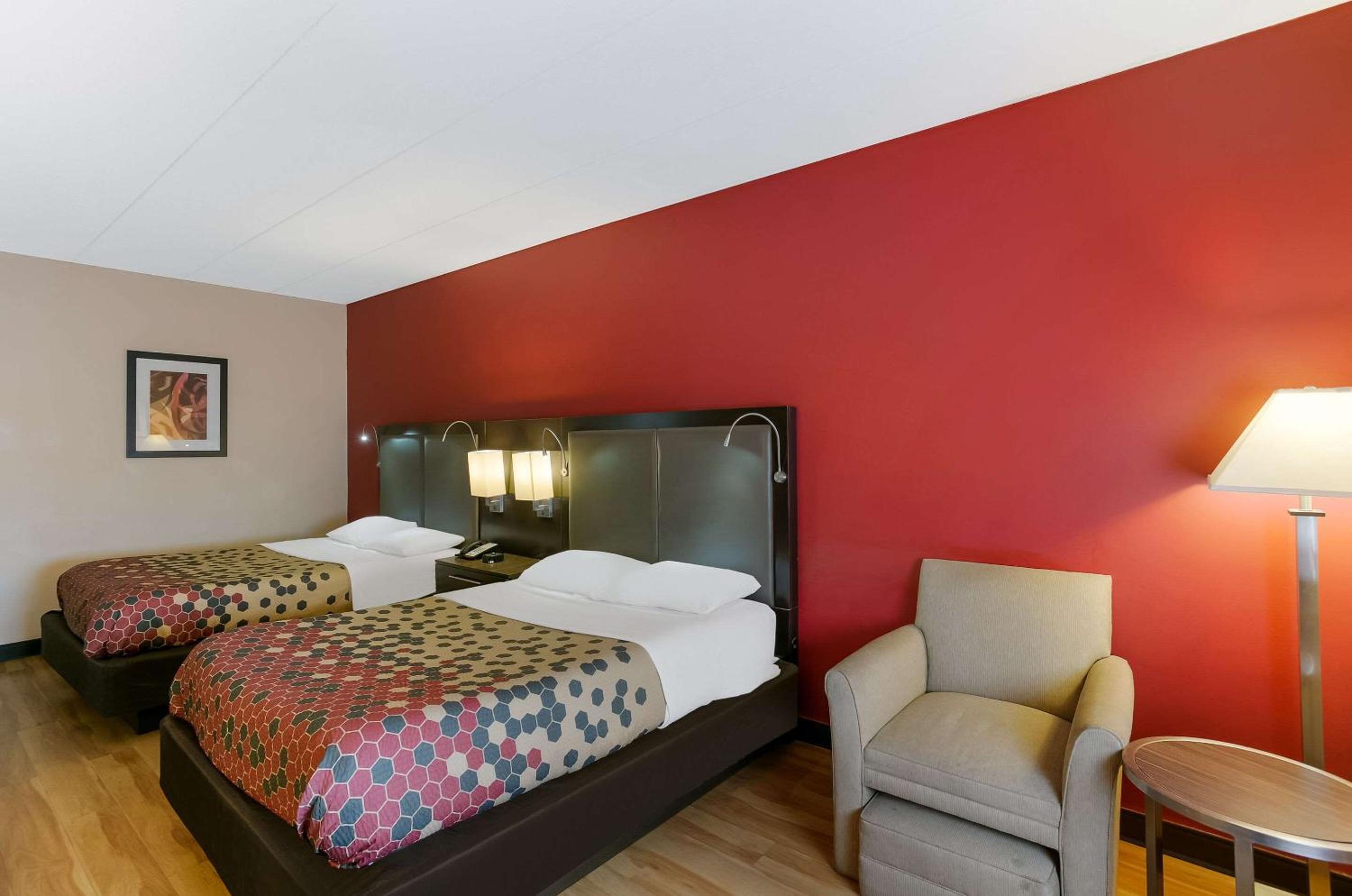 Queen Room With Two Queen Beds - Non-Smoking - Photo 11