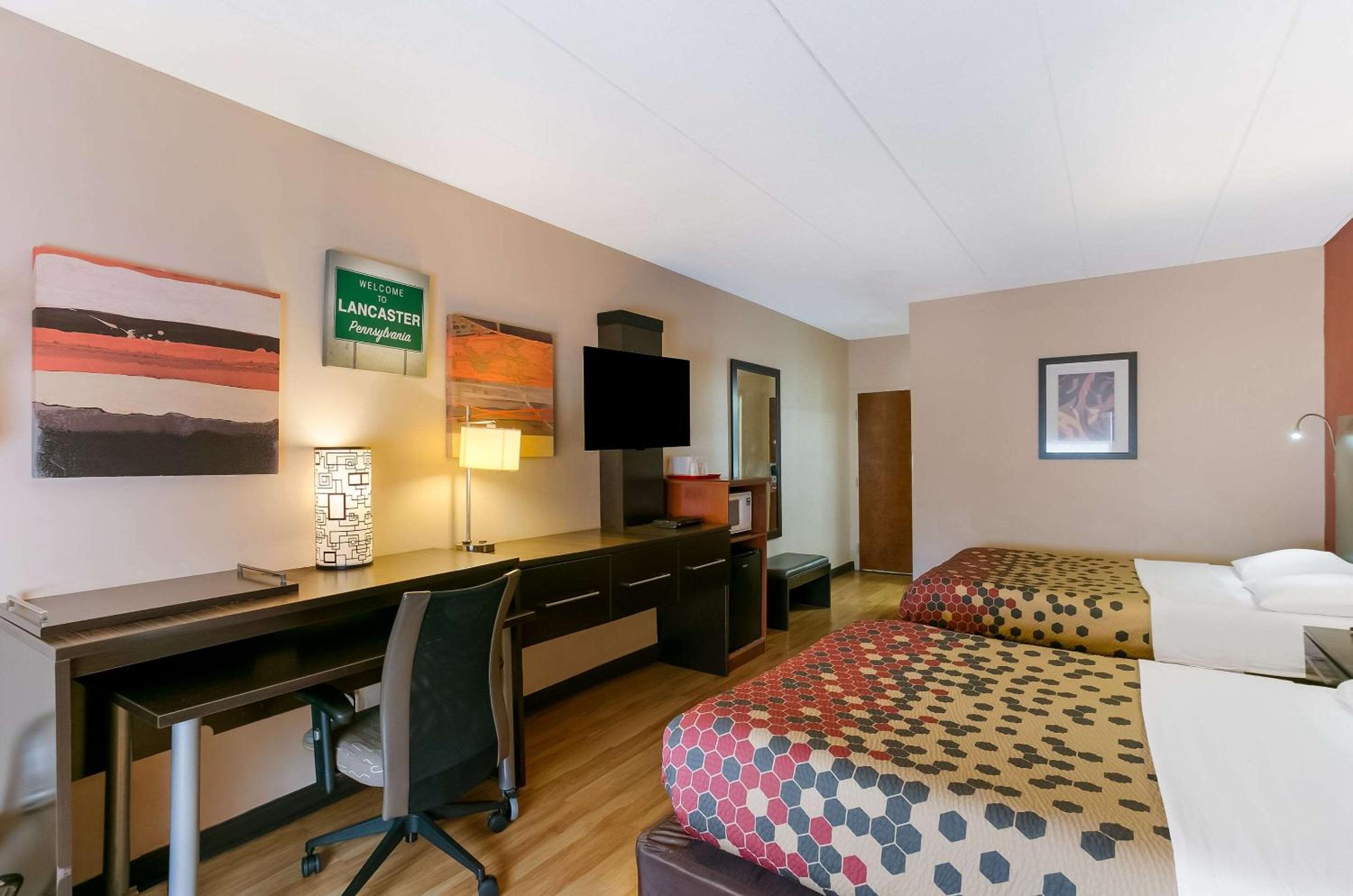 Queen Room With Two Queen Beds - Non-Smoking - Photo 5