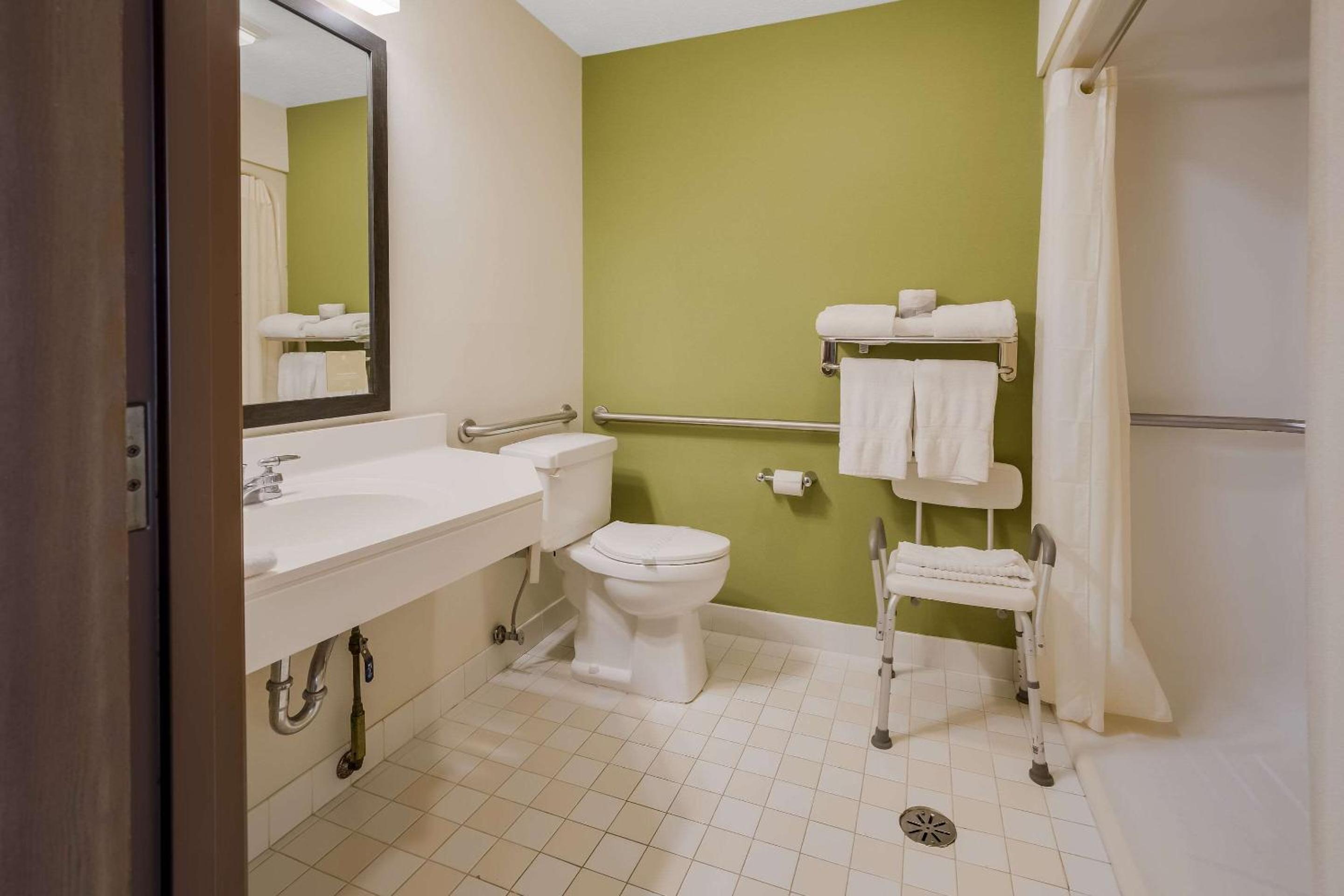 Double Room with Two Double Beds - Accessible/Non-Smoking photo 3