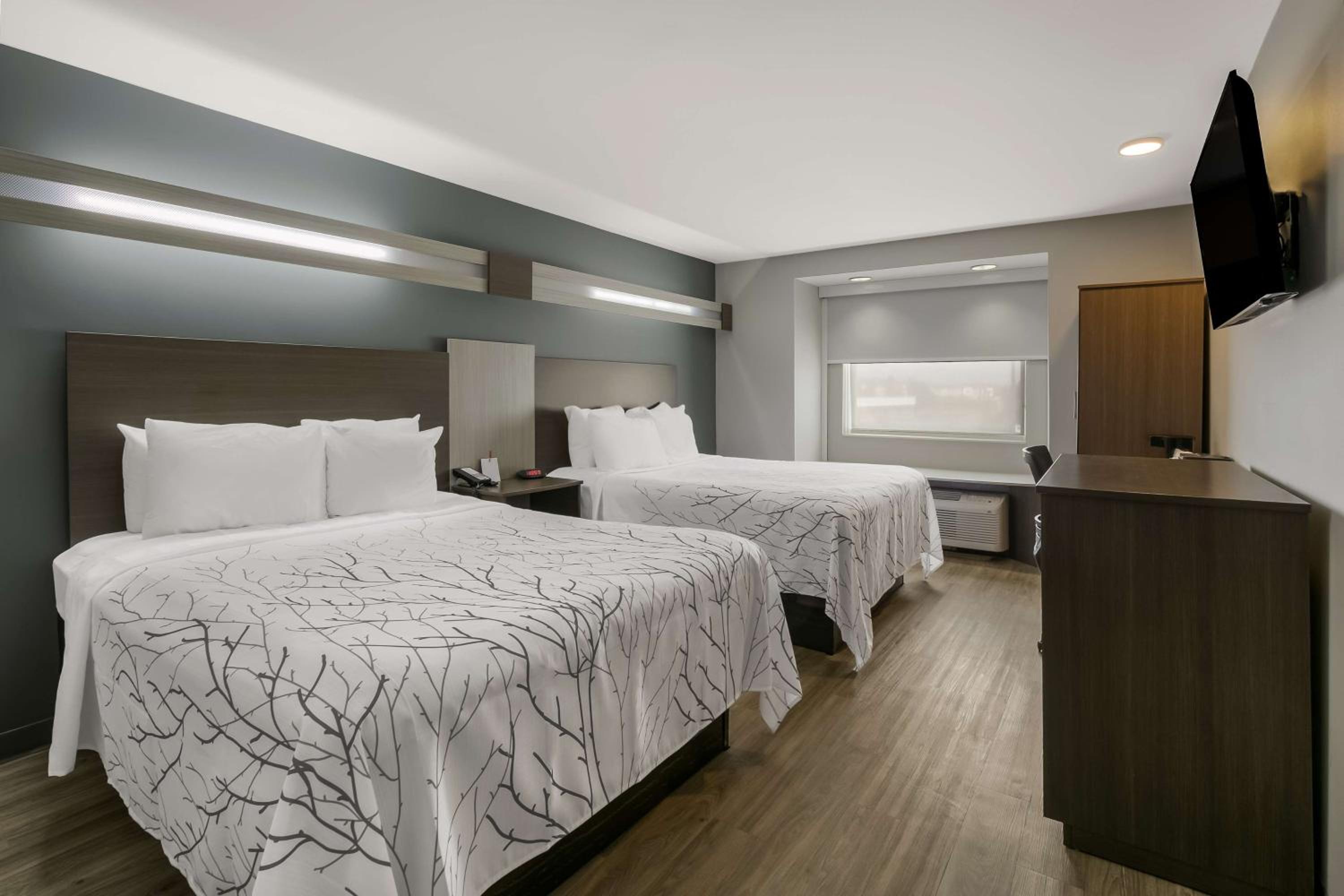 Queen Room with Two Queen Beds - Non-Smoking - Photo 1