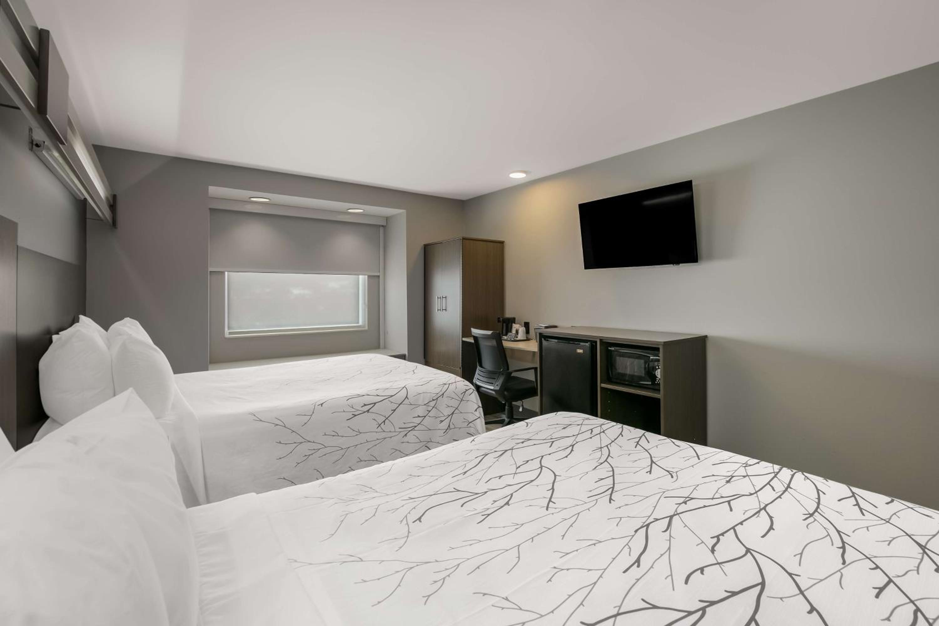 Queen Room with Two Queen Beds - Non-Smoking - Photo 3