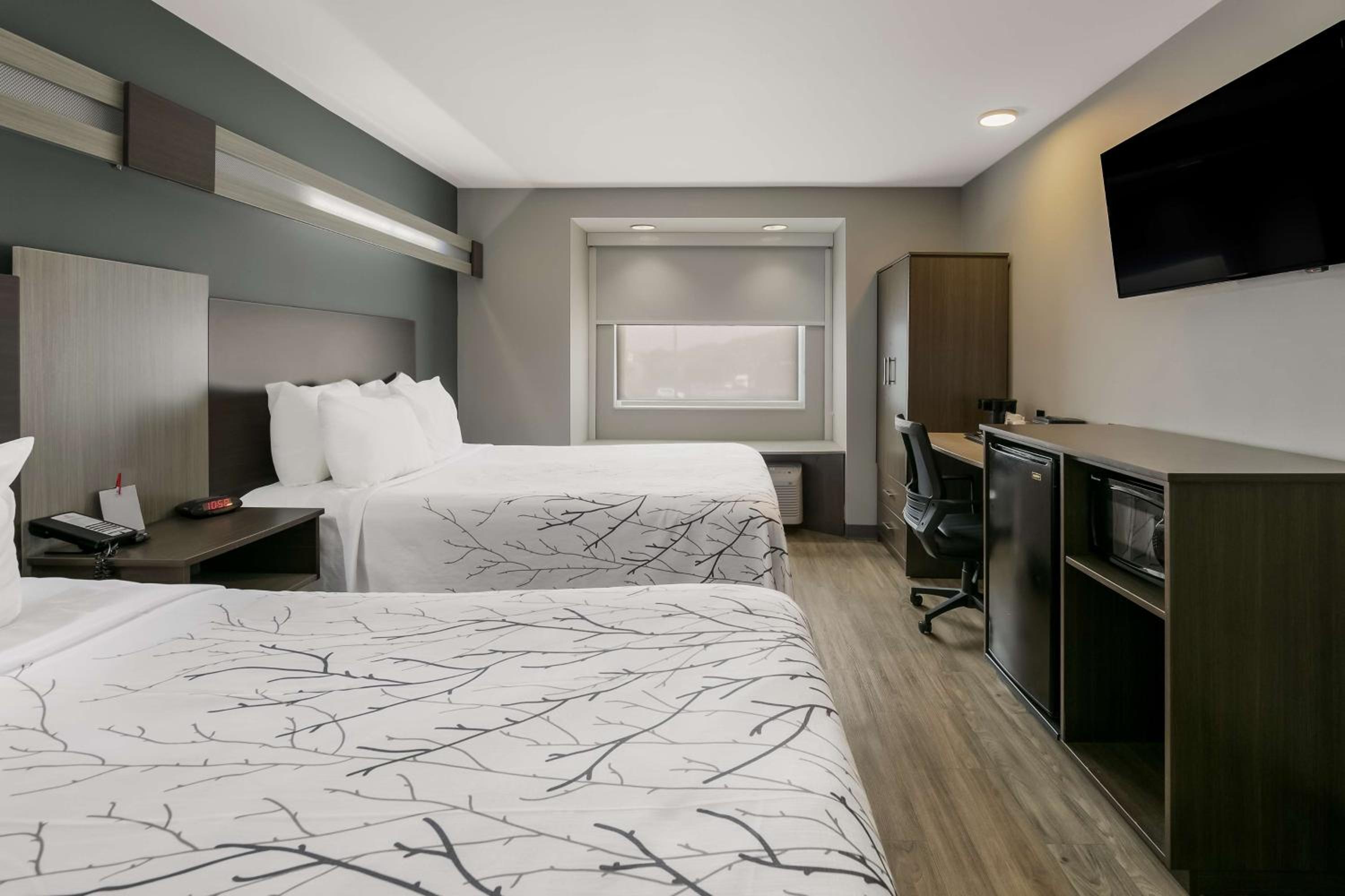 Queen Room with Two Queen Beds - Non-Smoking - Photo 2