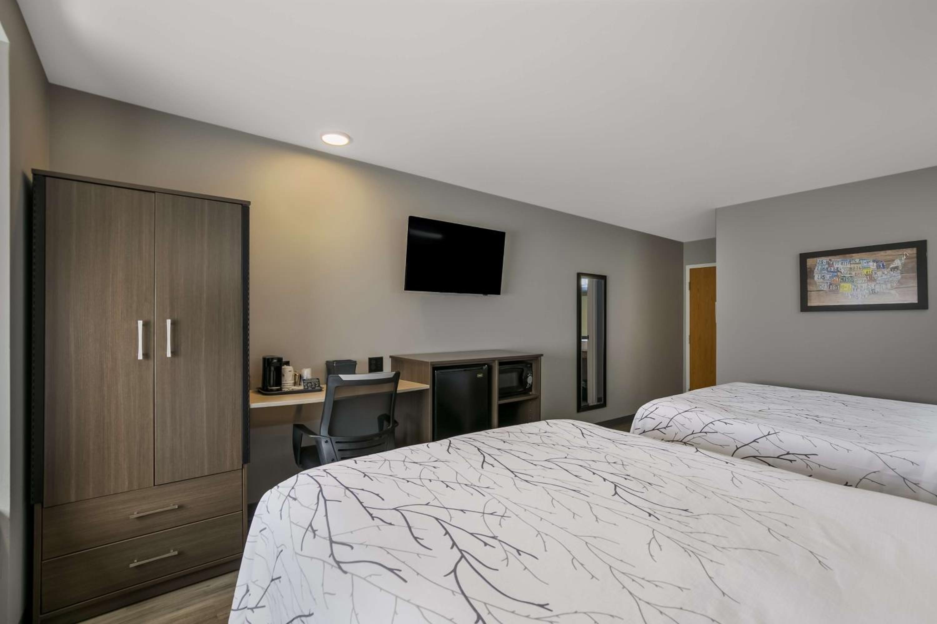 Queen Room with Two Queen Beds - Non-Smoking - Photo 4