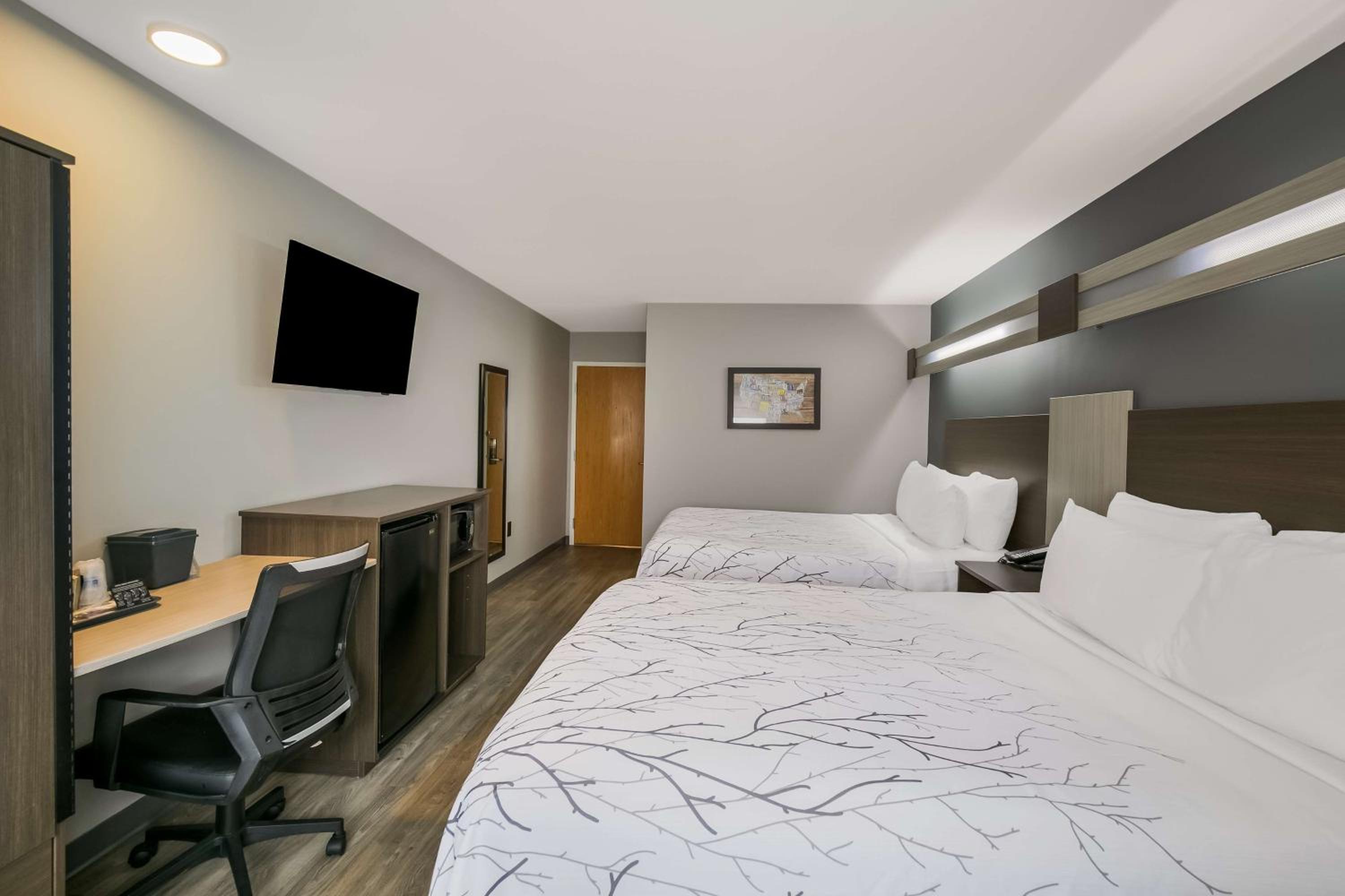 Queen Room with Two Queen Beds - Non-Smoking - Photo 5