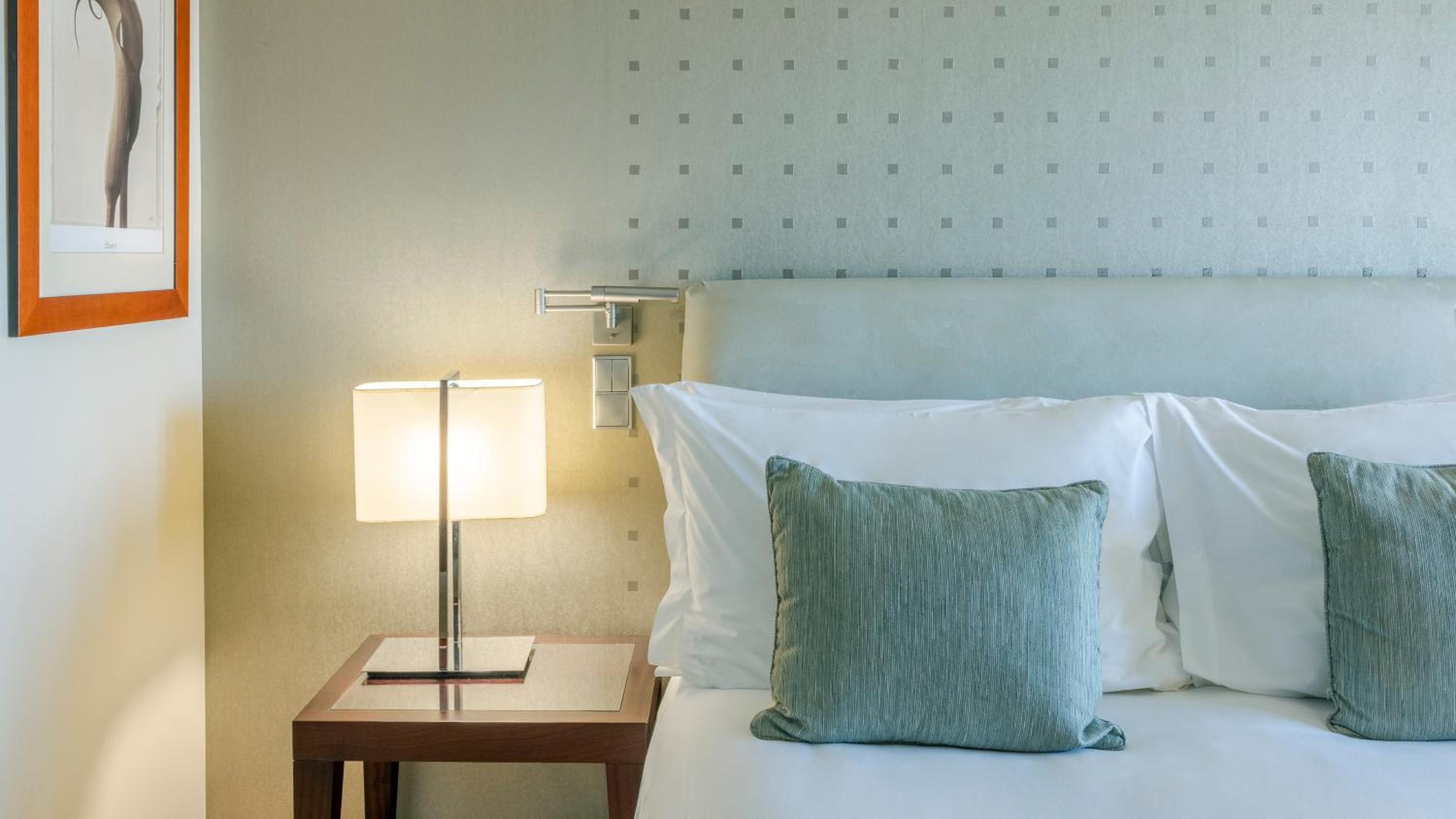 Premium Queen Room with Lounge Access - Photo 1