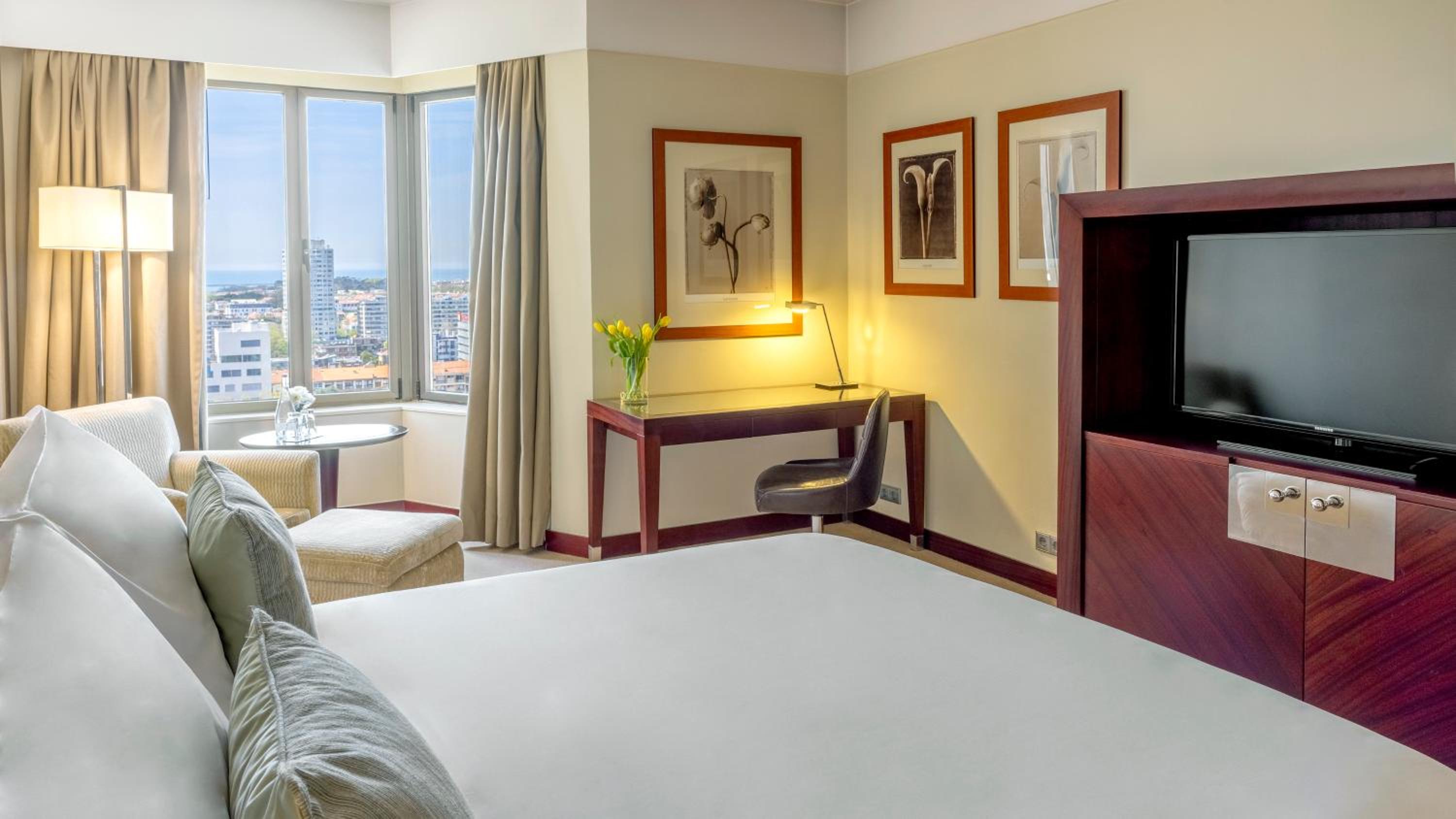 Premium Queen Room with Lounge Access - Photo 2