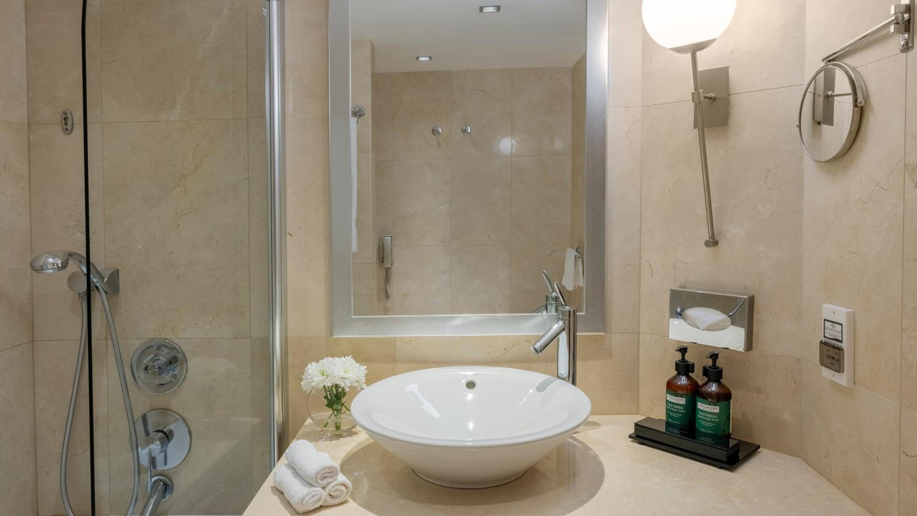 Premium Queen Room with Lounge Access - Photo 5