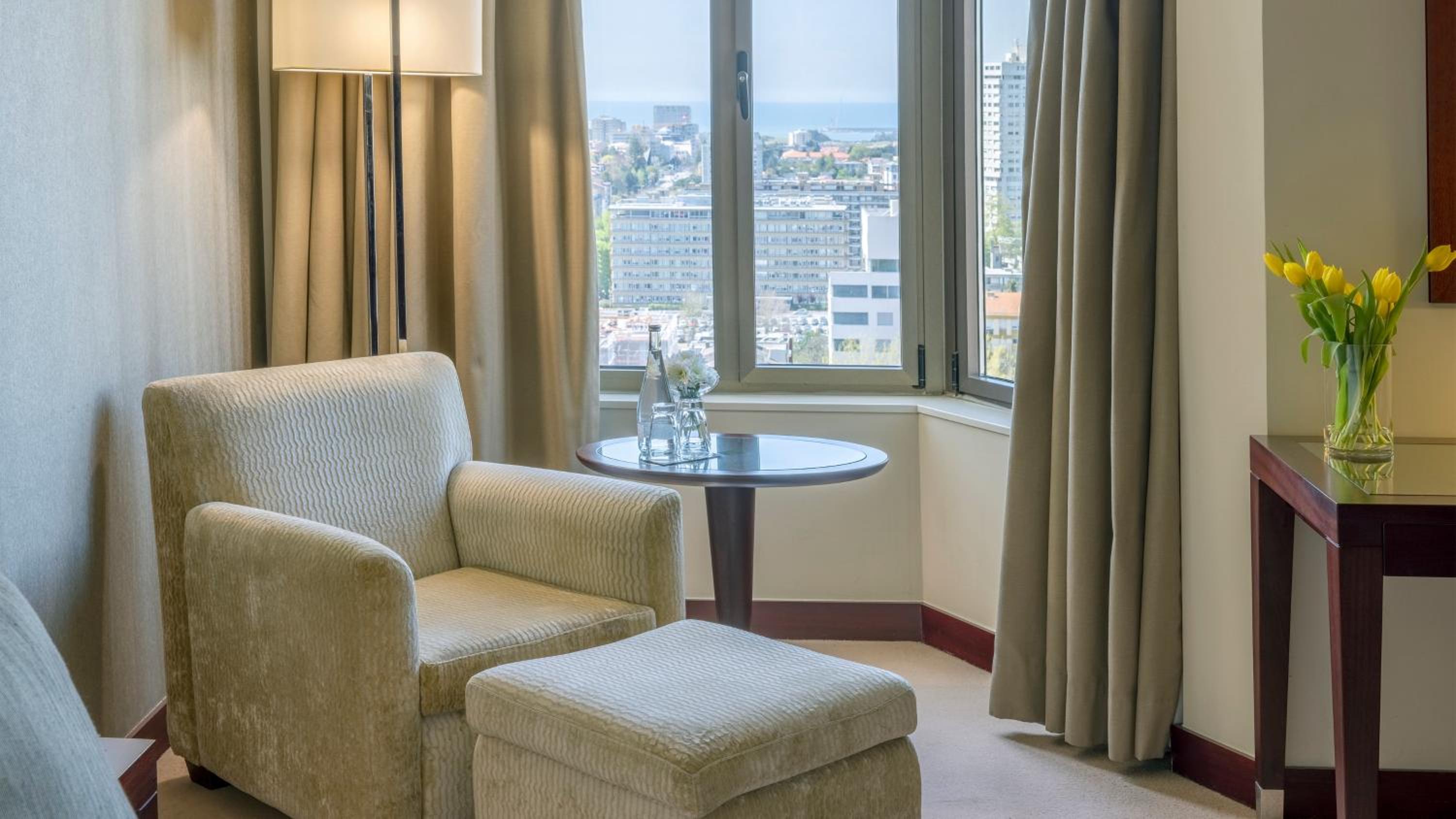 Premium Queen Room with Lounge Access - Photo 3