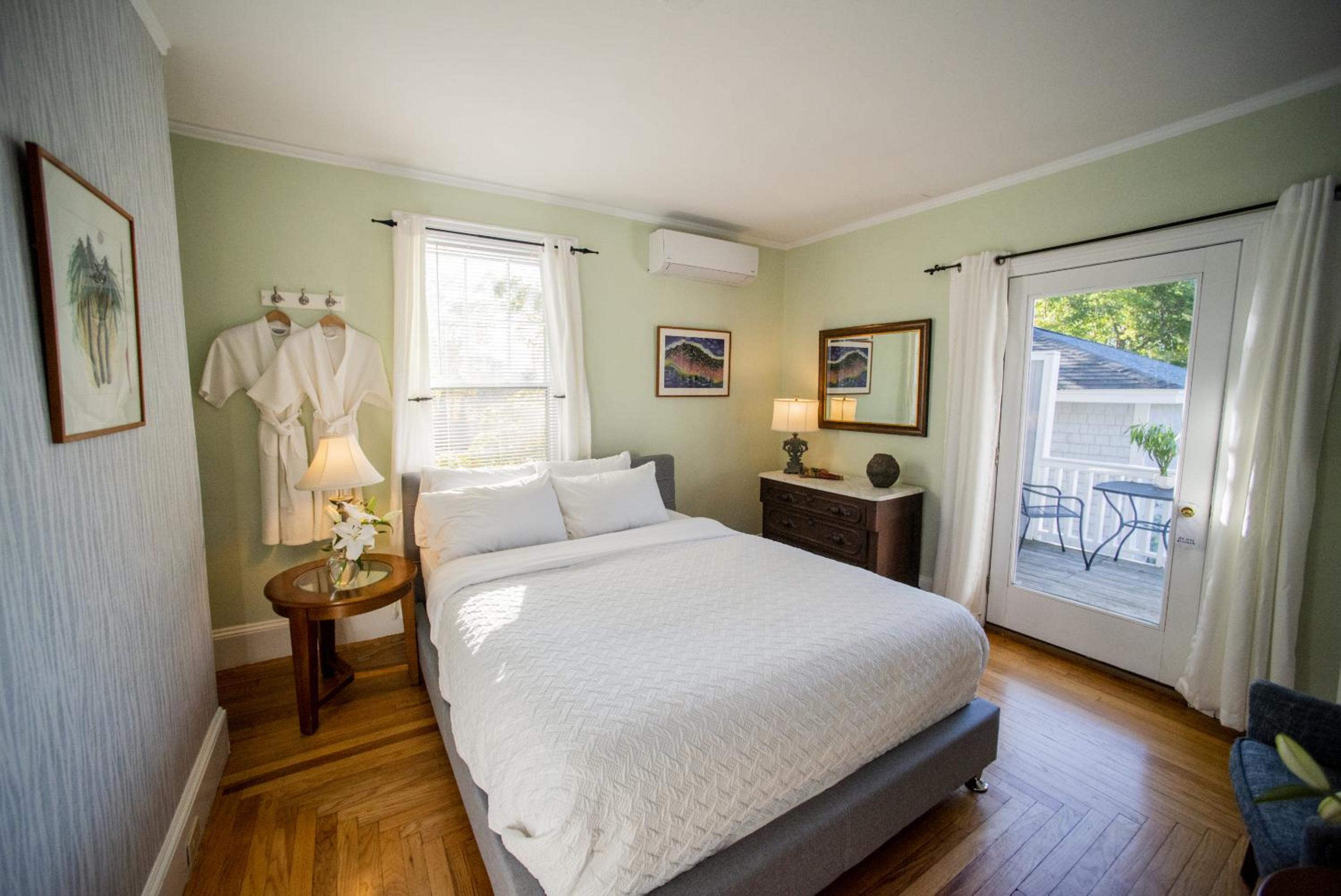 Queen Room photo 2