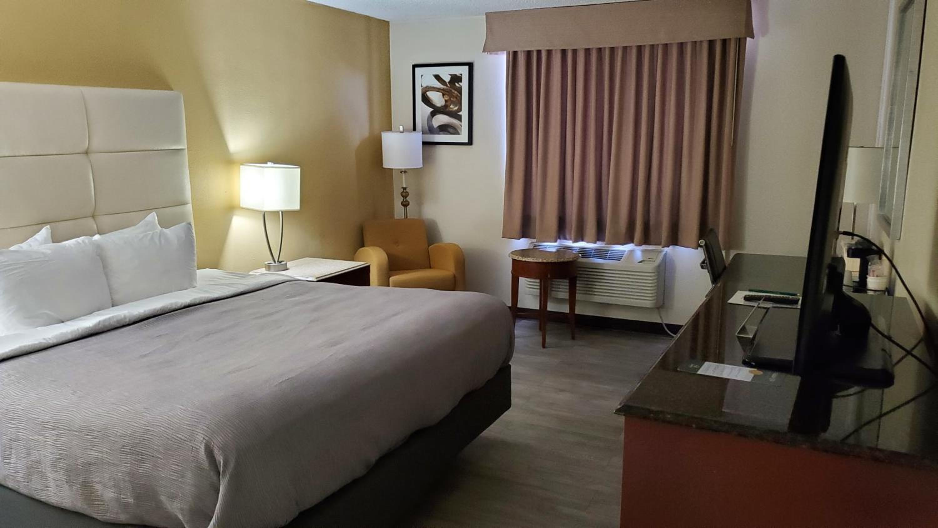 King Room with Accessible Tub - Disability Access/Non-Smoking - Photo 4