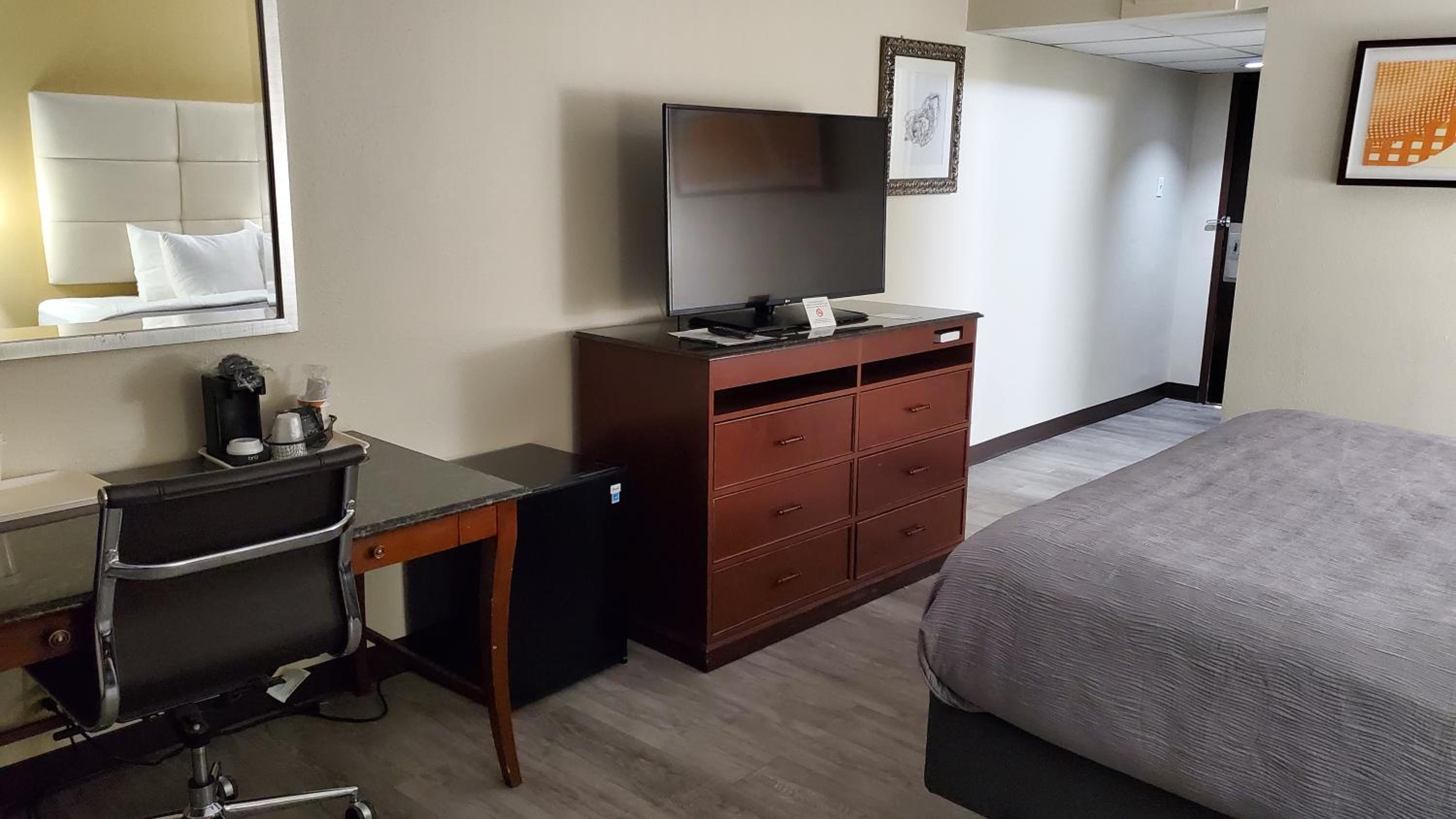 King Room - Non-Smoking - Photo 2