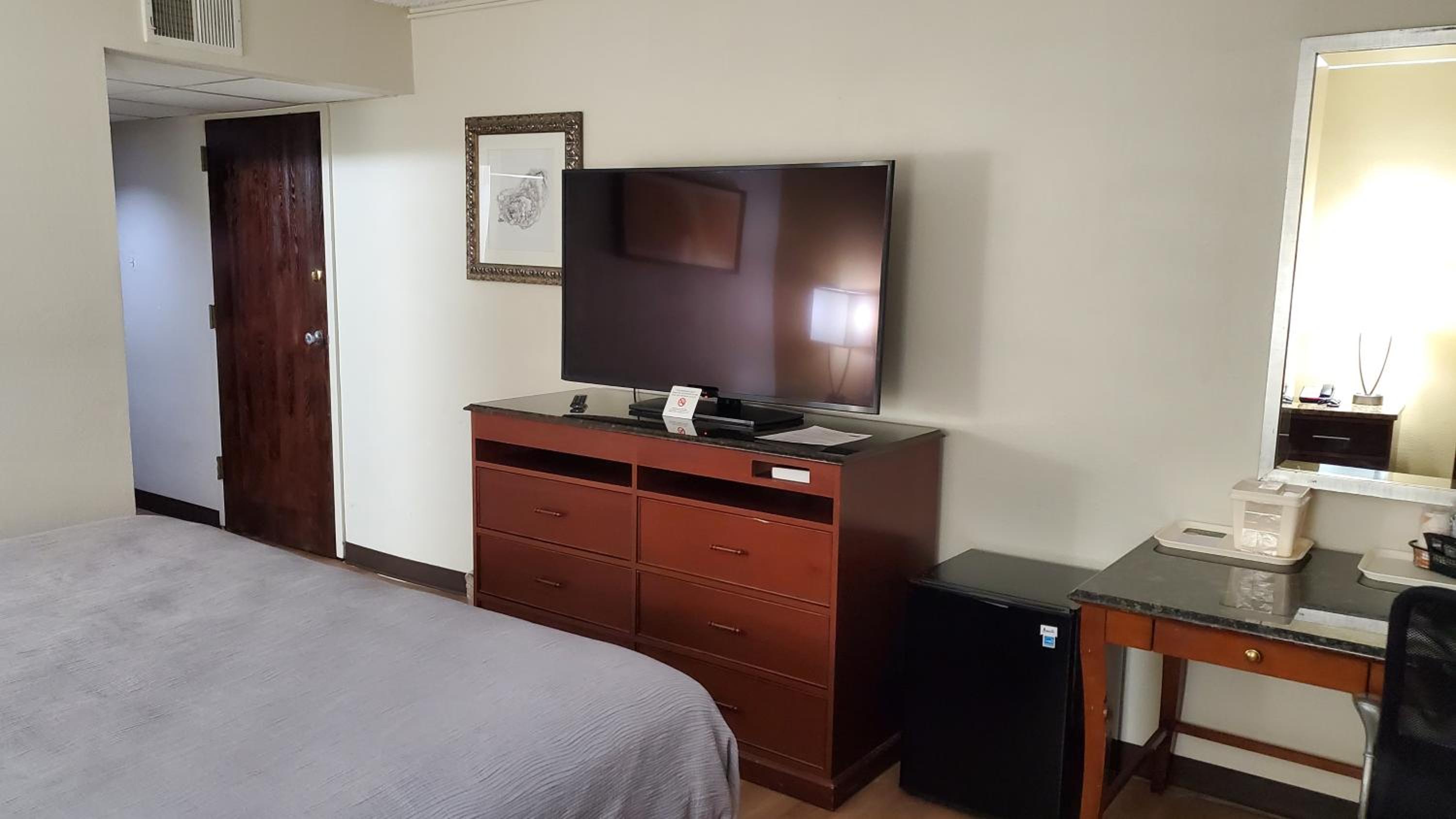 King Room - Non-Smoking/Pet Friendly - Photo 5