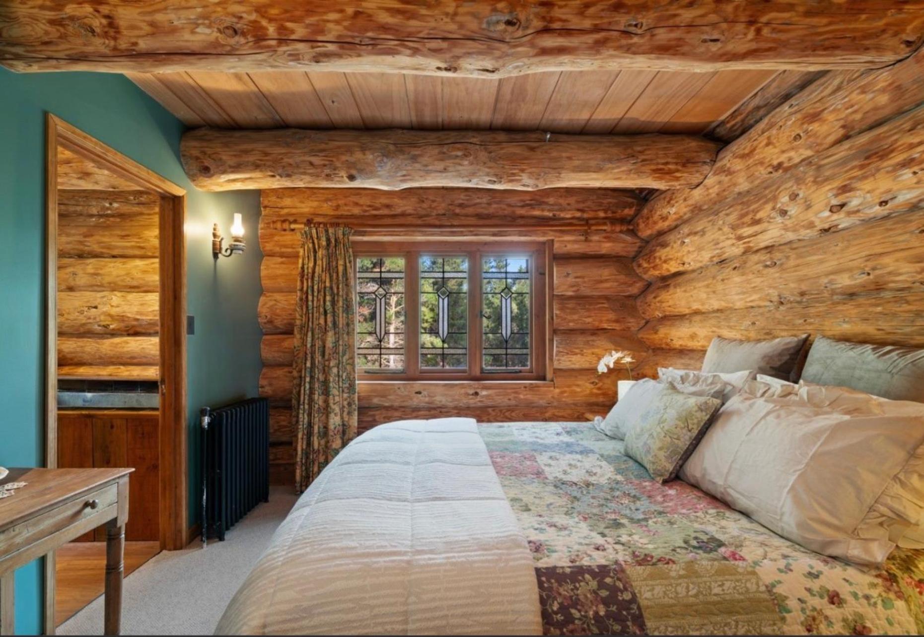 Five-Bedroom House photo 1