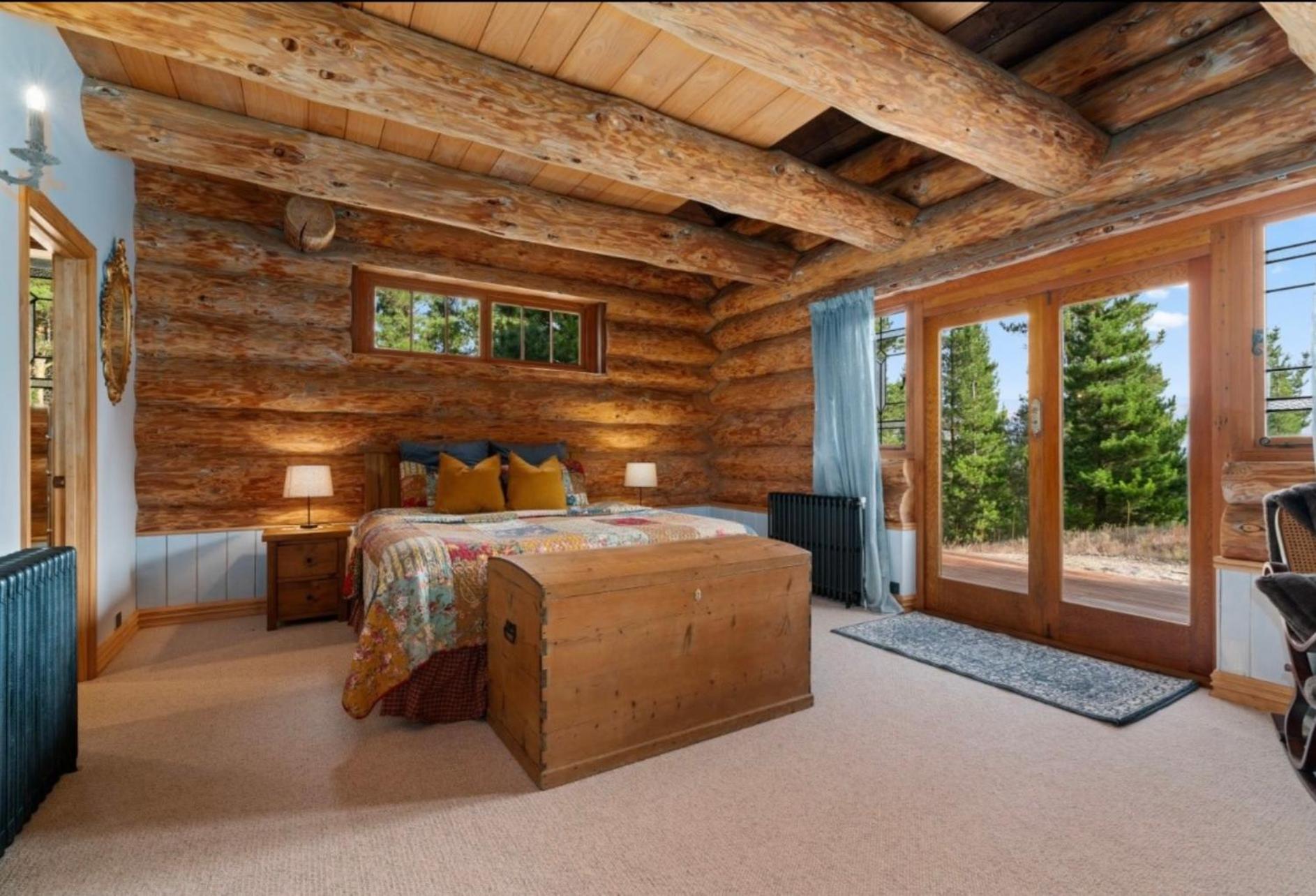 Five-Bedroom House photo 2