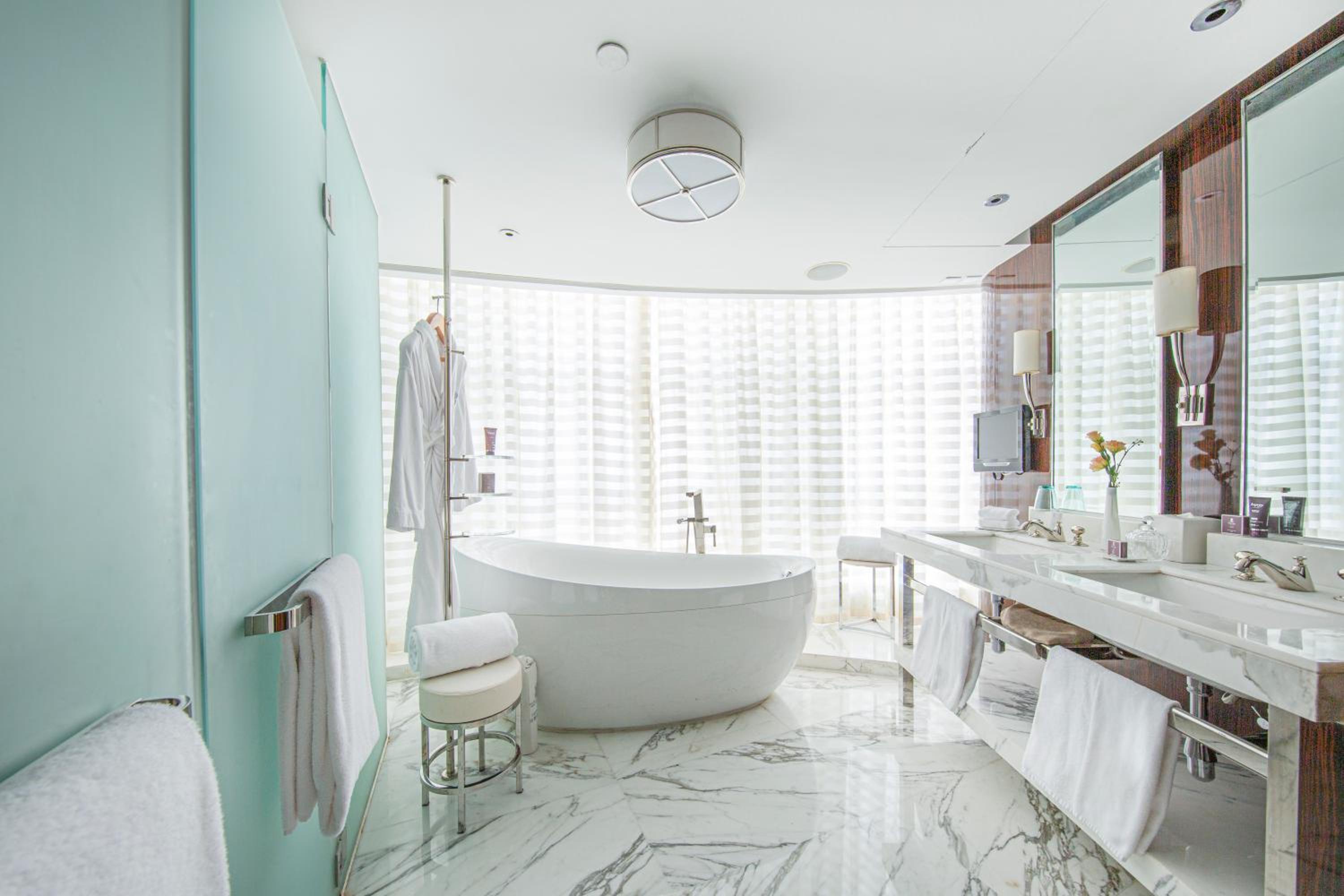 Premier Suite, 1 Bedroom Suite, 1 King, City view - Photo 8